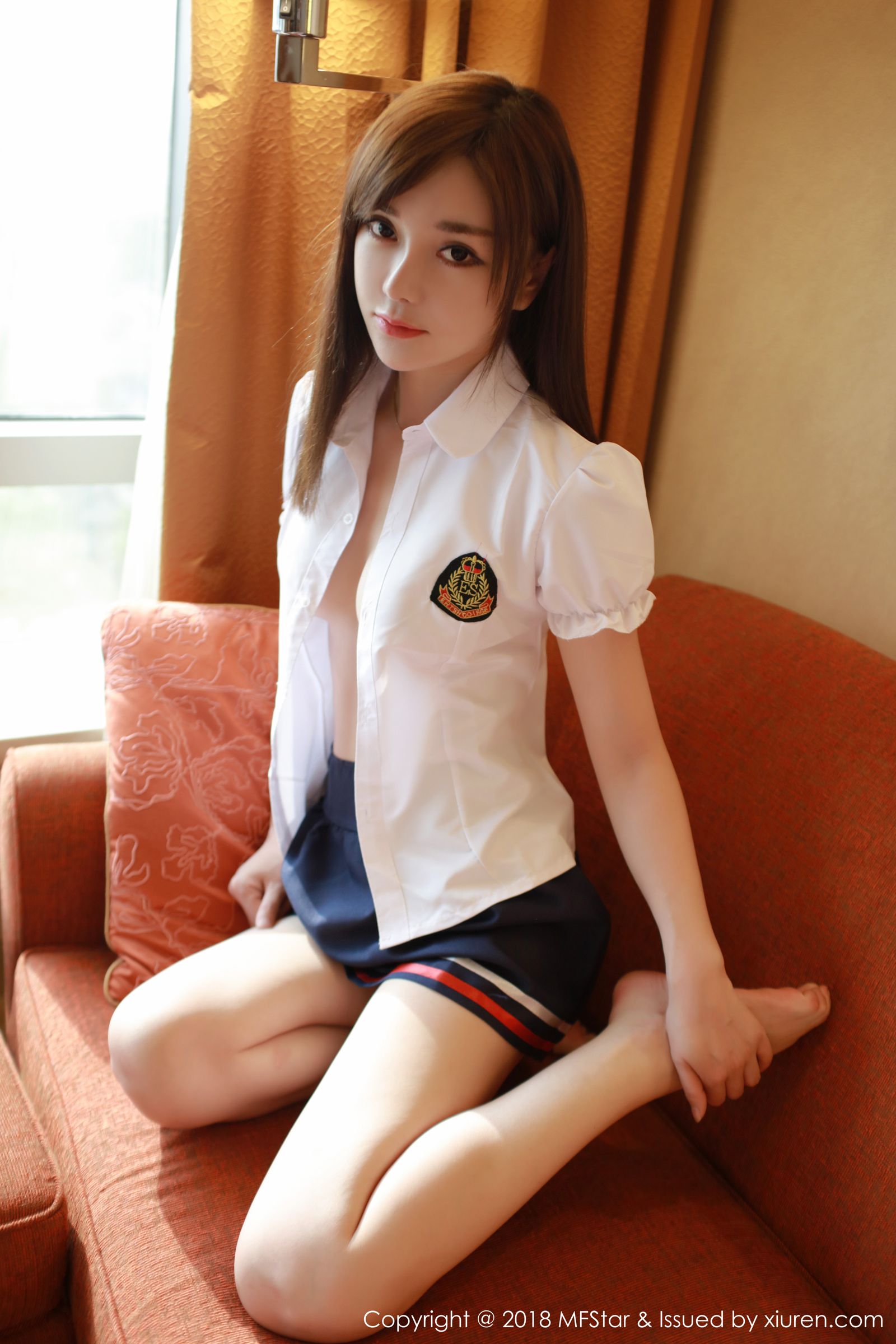美女模特韩子萱 一身优雅英伦校服
