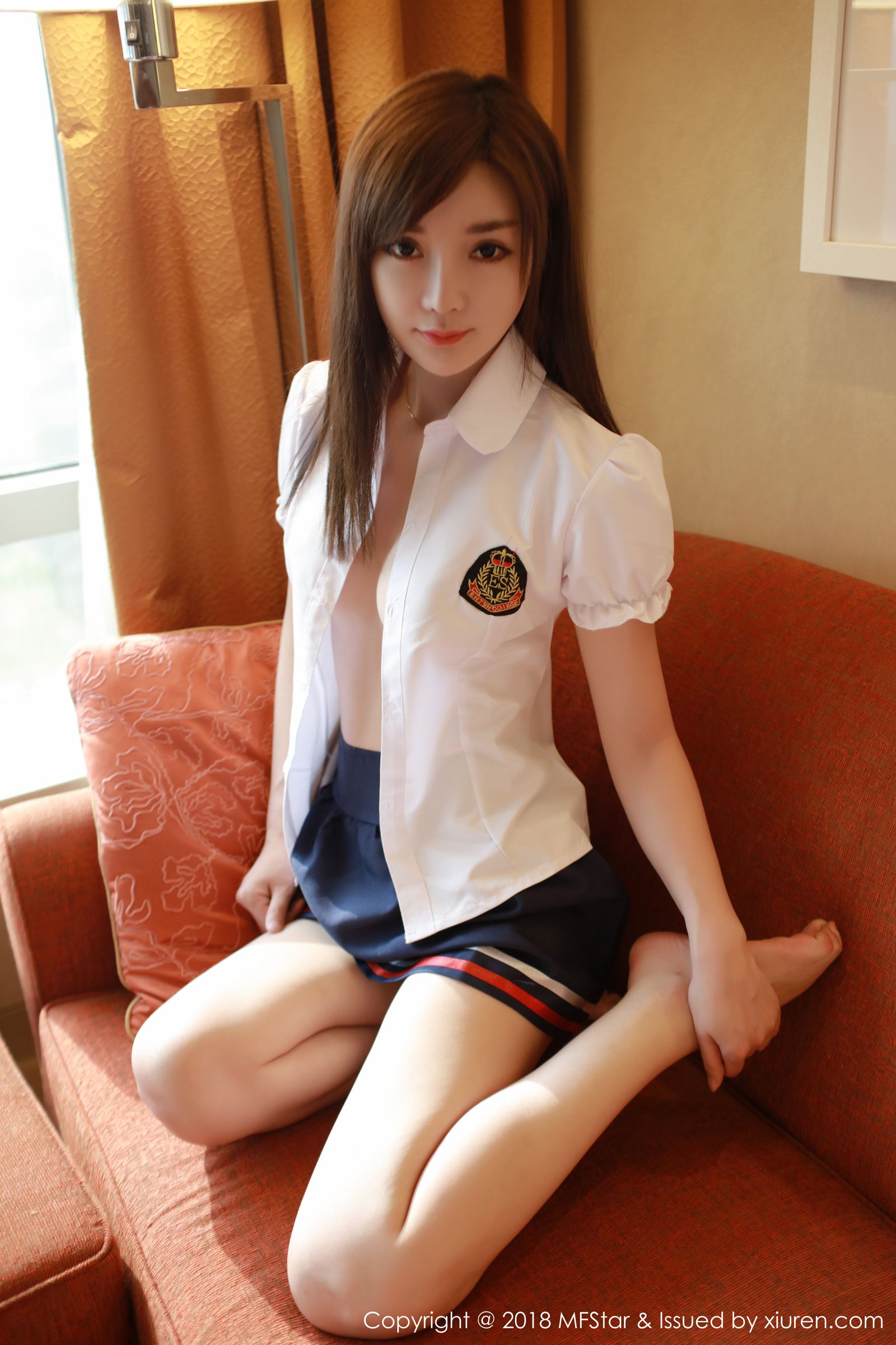 美女模特韩子萱 一身优雅英伦校服