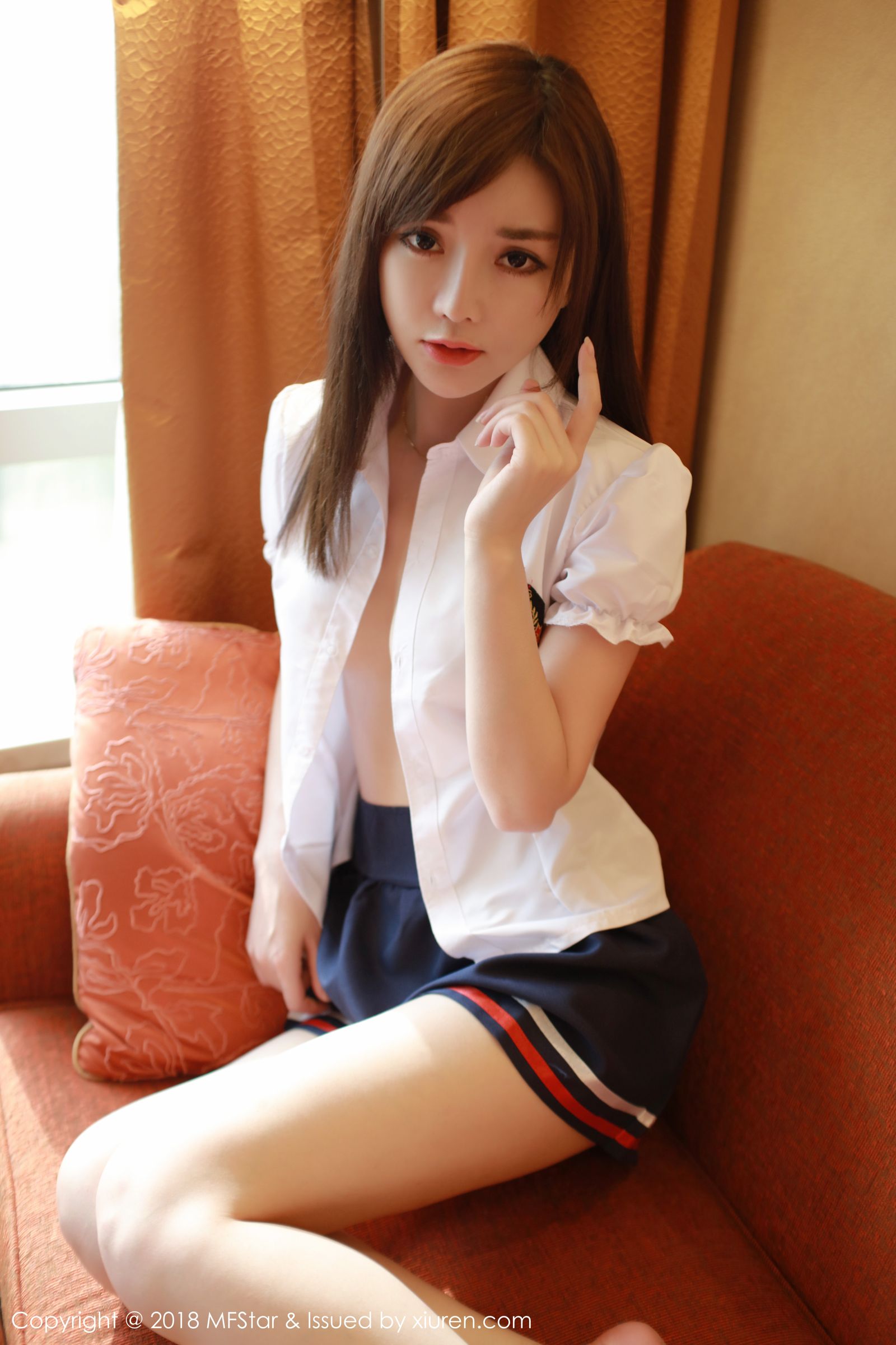 美女模特韩子萱 一身优雅英伦校服