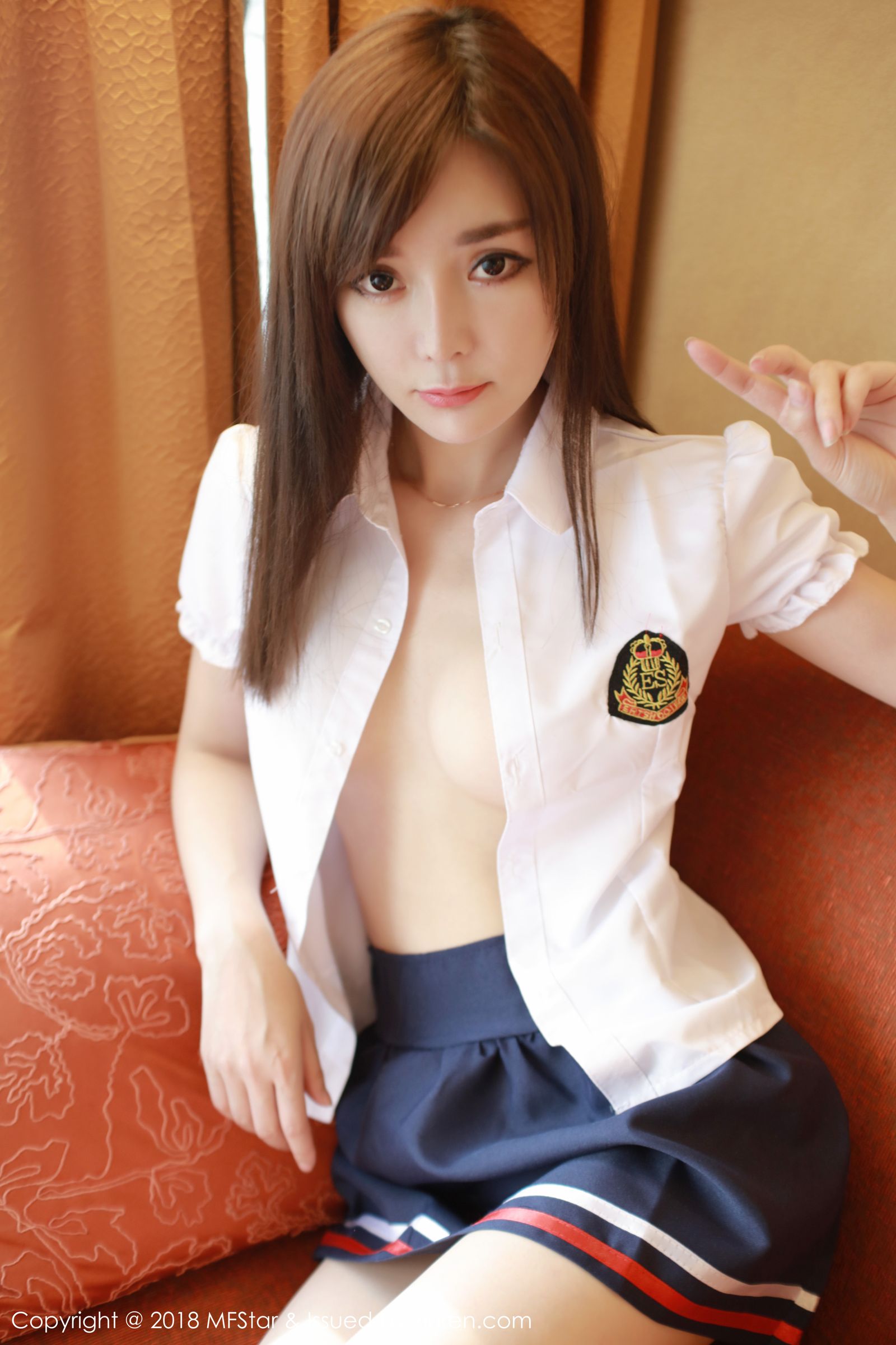 美女模特韩子萱 一身优雅英伦校服