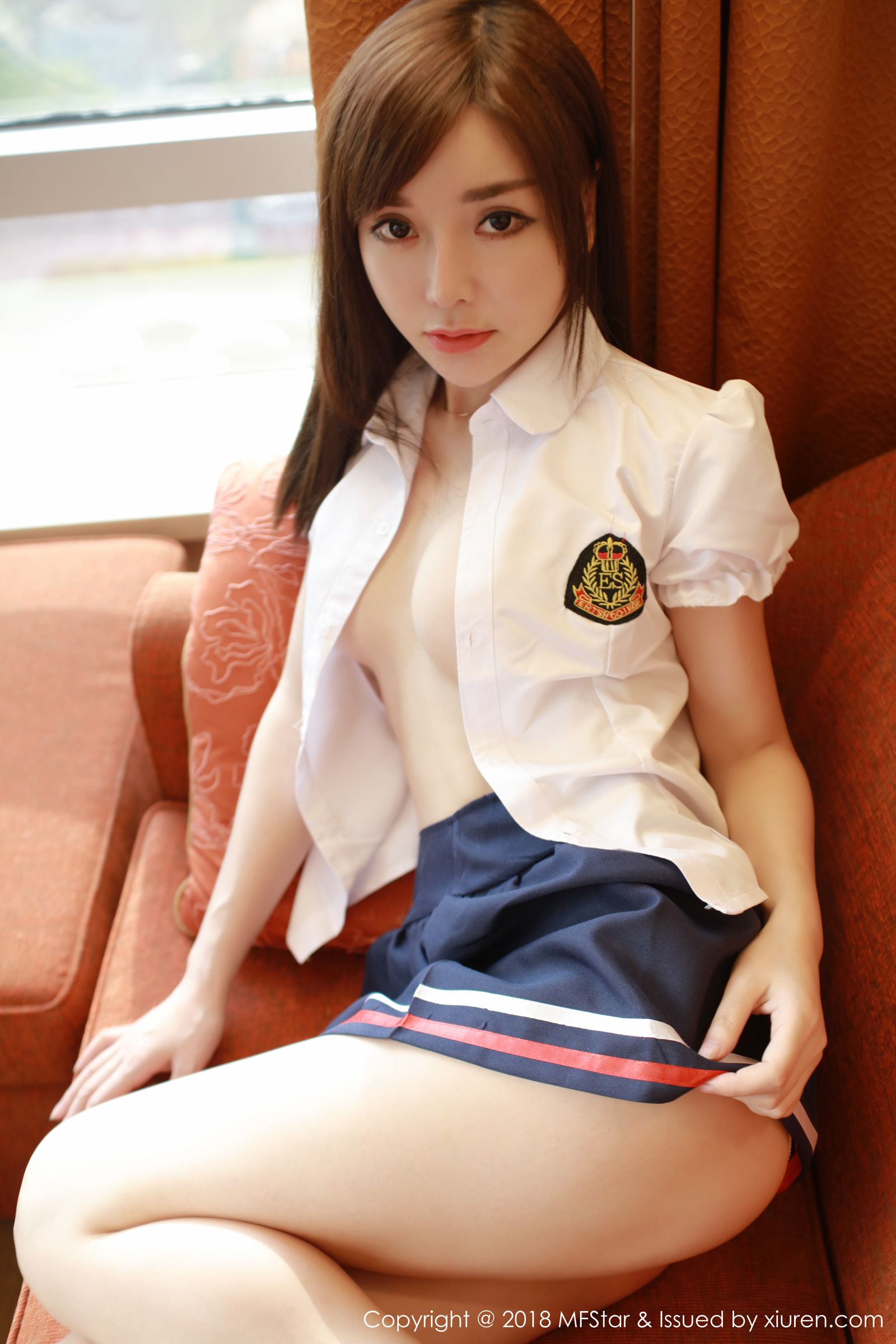 美女模特韩子萱 一身优雅英伦校服