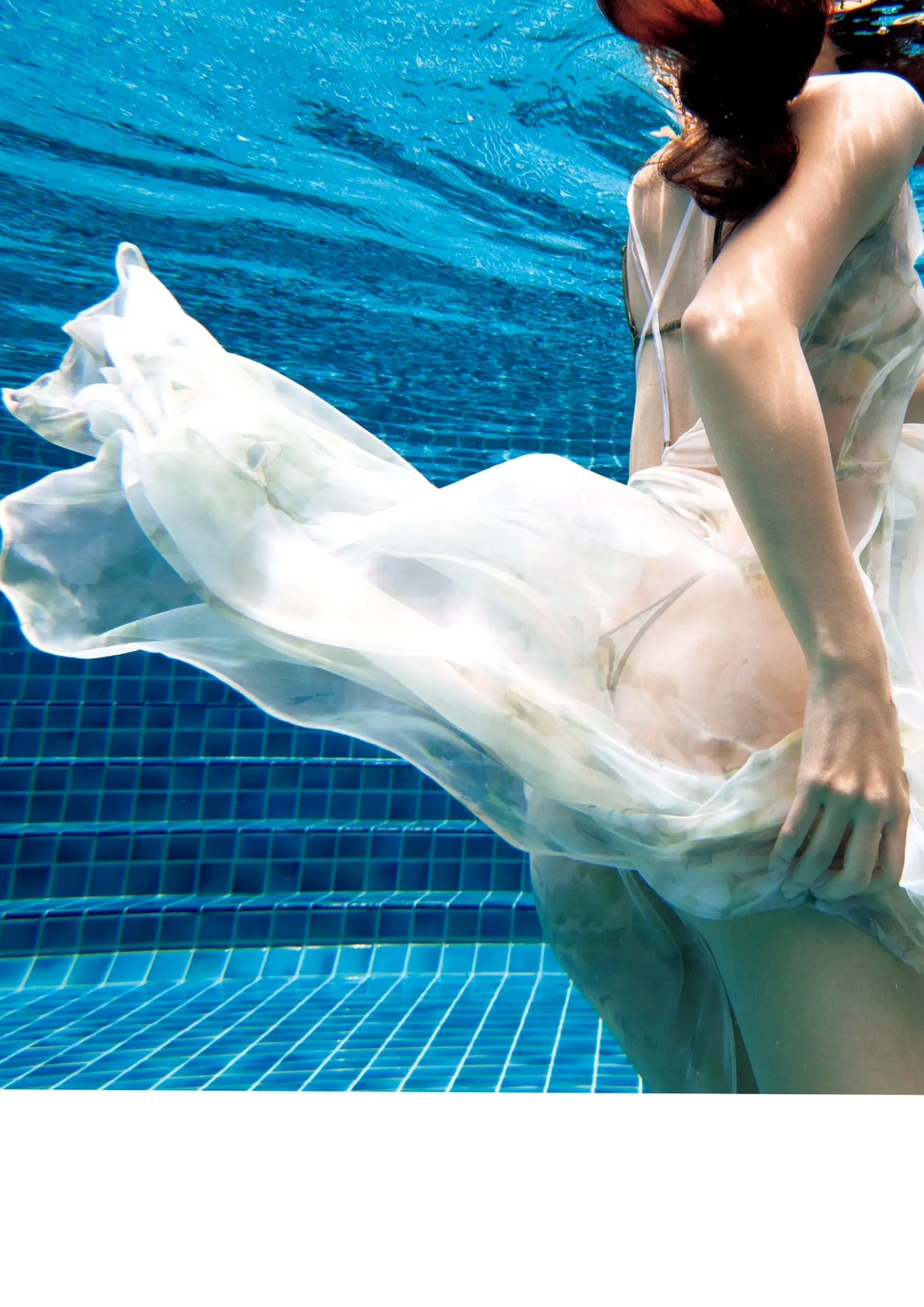 白間美瑠 - MERCI 户外泳池湿身黑色比基尼性感写真