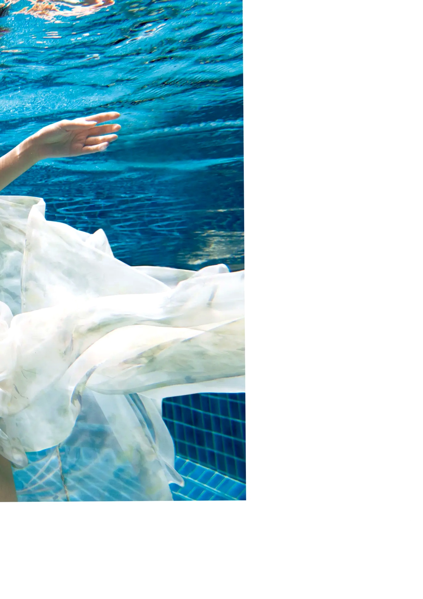 白間美瑠 - MERCI 户外泳池湿身黑色比基尼性感写真