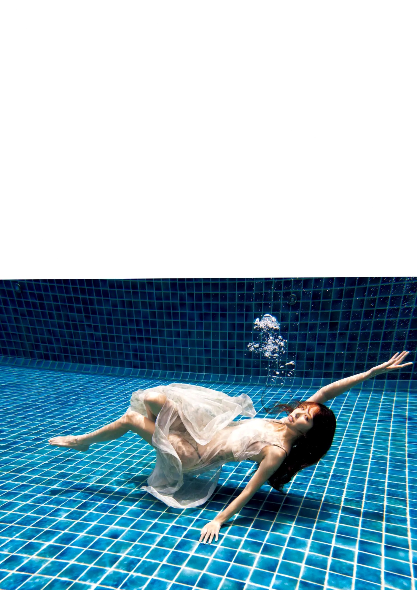 白間美瑠 - MERCI 户外泳池湿身黑色比基尼性感写真