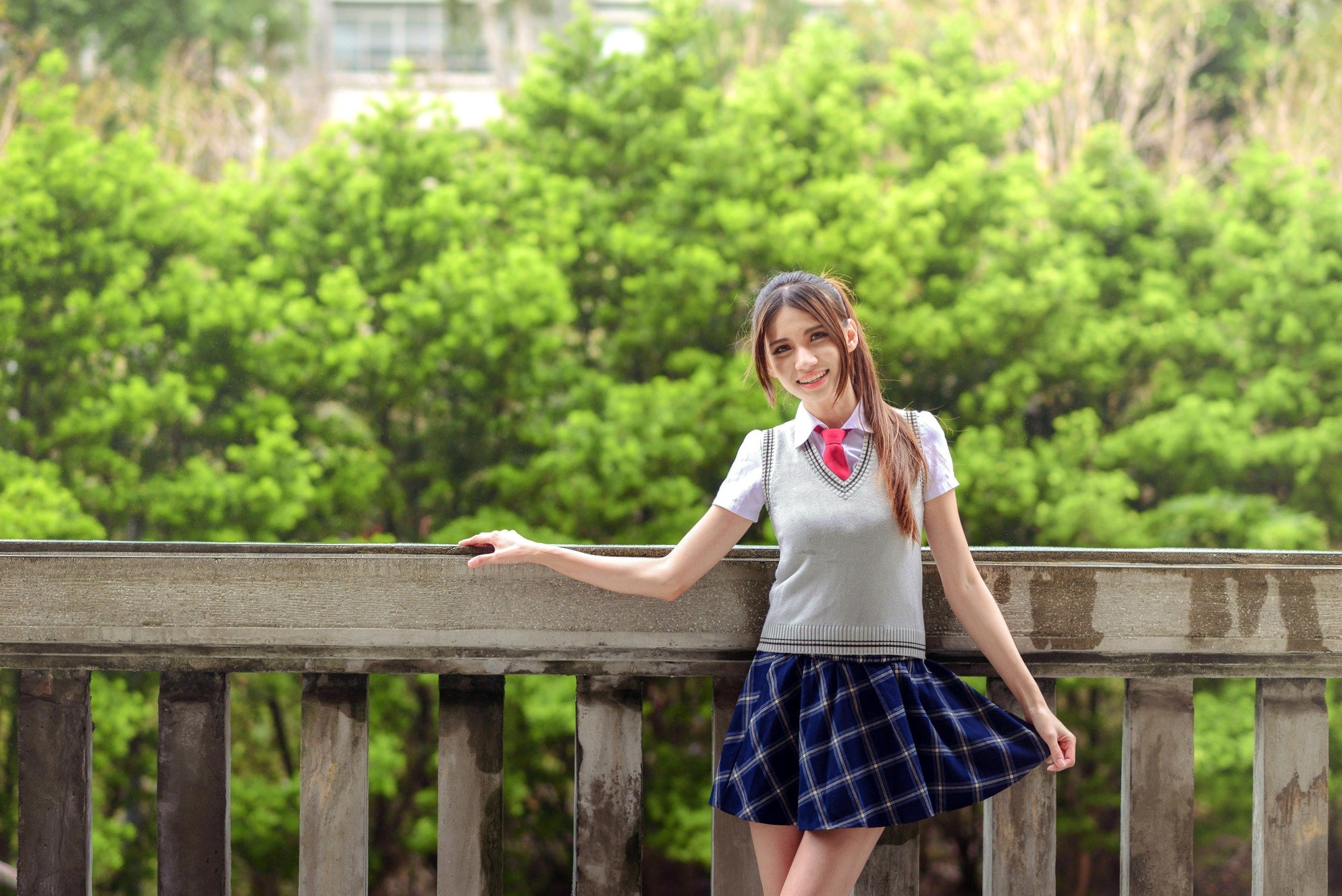 Gallery - 台湾正妹蔡译心户外写真：青春学院风校服与简约时尚街拍，尽显修长美腿与纤细骨感美台湾街拍校服骨感美腿气质户外清新 蔡译心女神私房照_秀色女神 - image 16