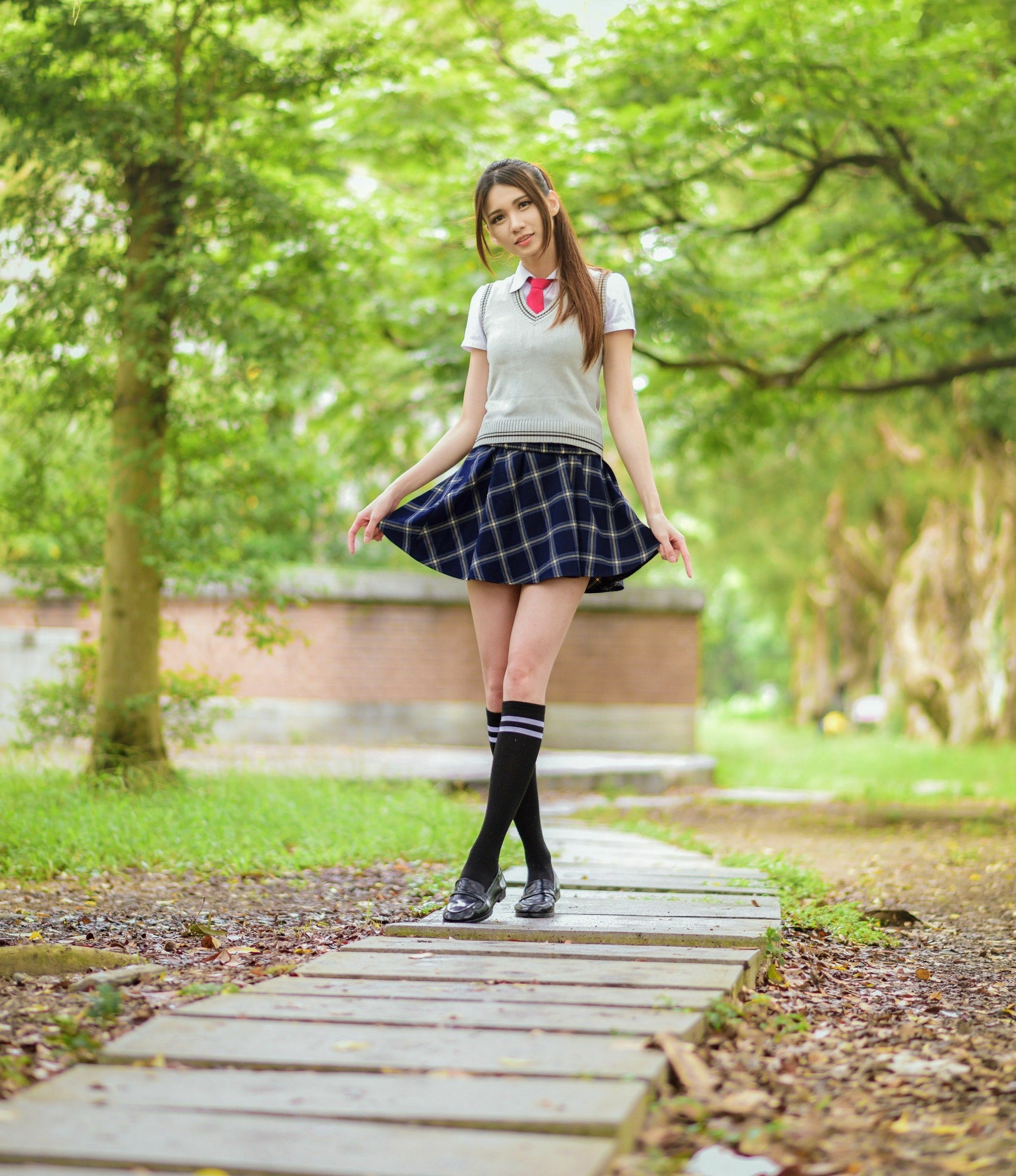 Gallery - 台湾正妹蔡译心户外写真：青春学院风校服与简约时尚街拍，尽显修长美腿与纤细骨感美台湾街拍校服骨感美腿气质户外清新 蔡译心女神私房照_秀色女神 - image 31
