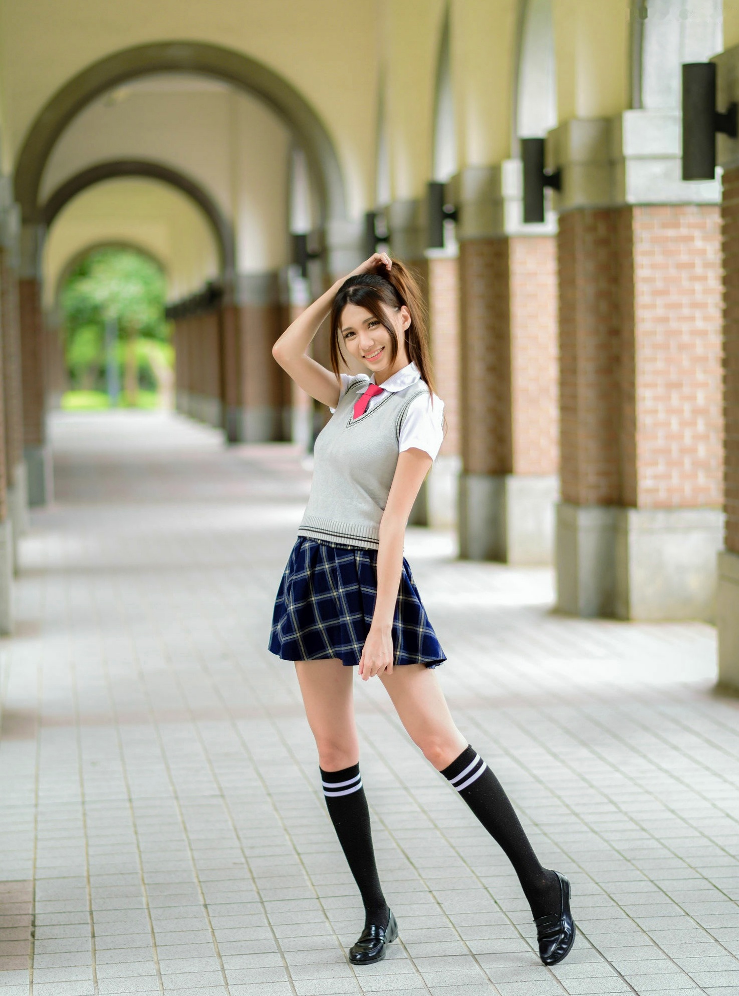 Gallery - 台湾正妹蔡译心户外写真：青春学院风校服与简约时尚街拍，尽显修长美腿与纤细骨感美台湾街拍校服骨感美腿气质户外清新 蔡译心女神私房照_秀色女神 - image 54