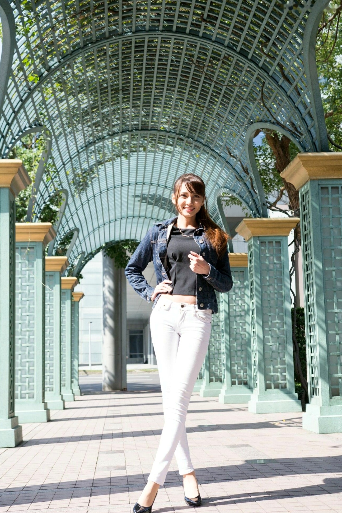 Gallery - 台湾女神蔡译心 信义区街拍写真 牛仔外套配白色紧身裤尽显长腿诱惑 [62P]台湾街拍美腿气质冷艳 蔡译心女神私房照_秀色女神 - image 15