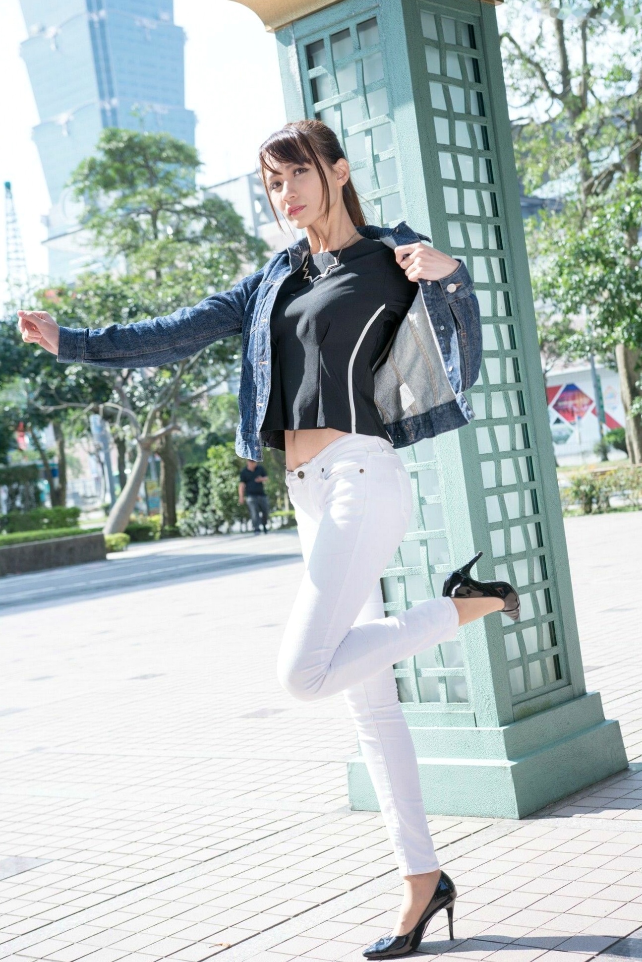 Gallery - 台湾女神蔡译心 信义区街拍写真 牛仔外套配白色紧身裤尽显长腿诱惑 [62P]台湾街拍美腿气质冷艳 蔡译心女神私房照_秀色女神 - image 29