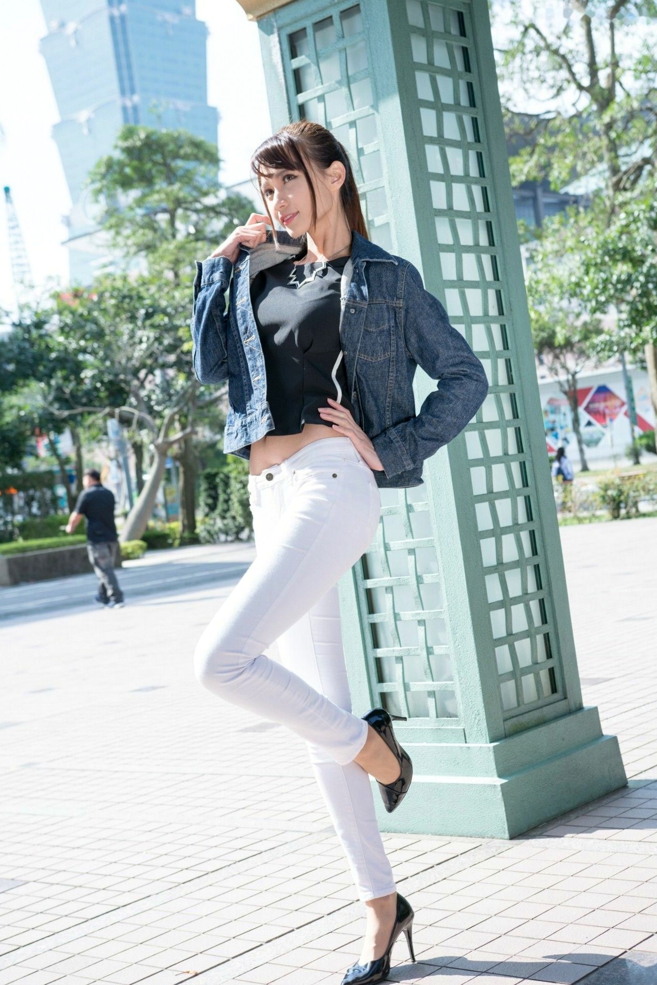 Gallery - 台湾女神蔡译心 信义区街拍写真 牛仔外套配白色紧身裤尽显长腿诱惑 [62P]台湾街拍美腿气质冷艳 蔡译心女神私房照_秀色女神 - image 55