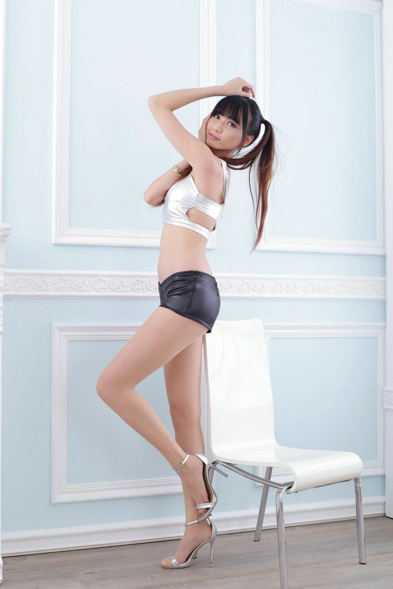 Gallery - 台湾正妹蔡译心银色短款上衣搭配黑色热裤，影棚时尚私房写真，尽展修长美腿与青春活力感美腿台湾清纯私房照性感气质 蔡译心女神私房照_秀色女神 - image 30