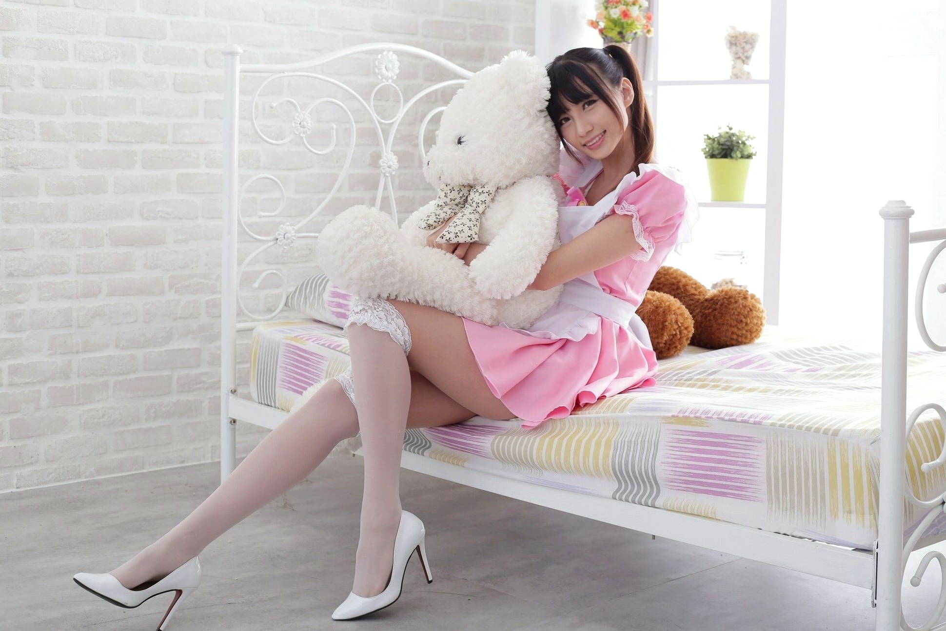 Gallery - 台湾正妹蔡译心可爱女仆系列写真：粉色制服诱惑与温馨卧室私房感，清纯甜美演绎心动瞬间台湾女仆清新清纯私房照 蔡译心女神私房照_秀色女神 - image 19