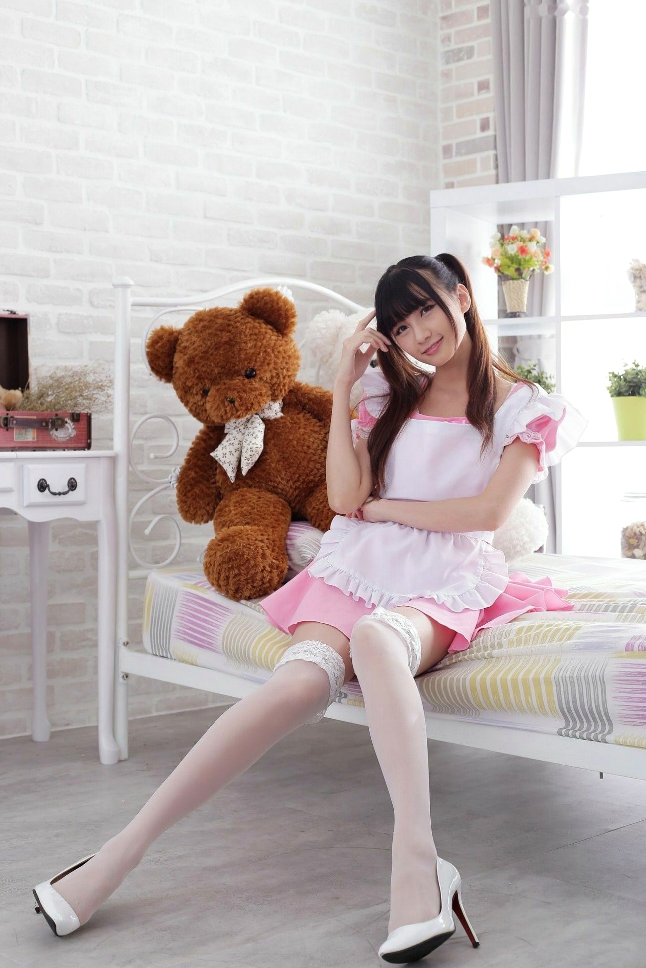 Gallery - 台湾正妹蔡译心可爱女仆系列写真：粉色制服诱惑与温馨卧室私房感，清纯甜美演绎心动瞬间台湾女仆清新清纯私房照 蔡译心女神私房照_秀色女神 - image 22