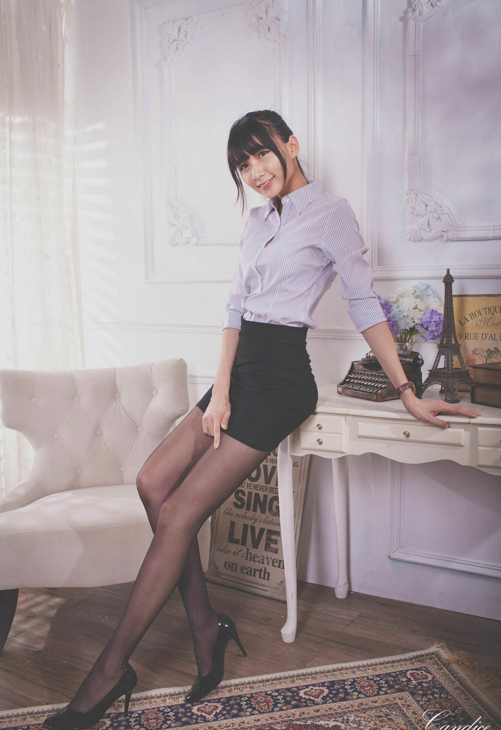 Gallery - 台湾正妹蔡译心高冷御姐范棚拍写真，黑丝美腿搭配包臀裙诱惑无限，修长骨感身材尽显名模气质台湾气质冷艳黑丝美腿 蔡译心女神私房照_秀色女神 - image 1