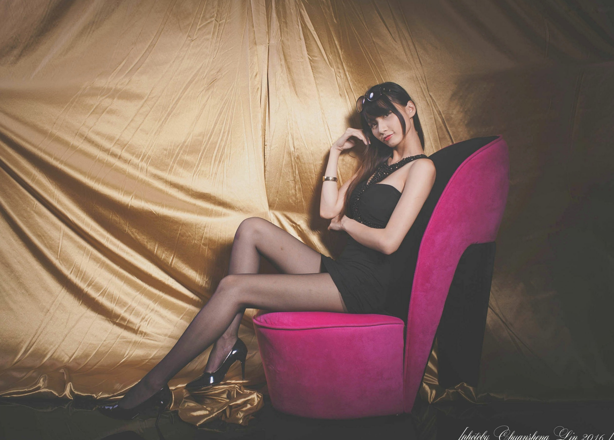 Gallery - 台湾正妹蔡译心高冷御姐范棚拍写真，黑丝美腿搭配包臀裙诱惑无限，修长骨感身材尽显名模气质台湾气质冷艳黑丝美腿 蔡译心女神私房照_秀色女神 - image 50