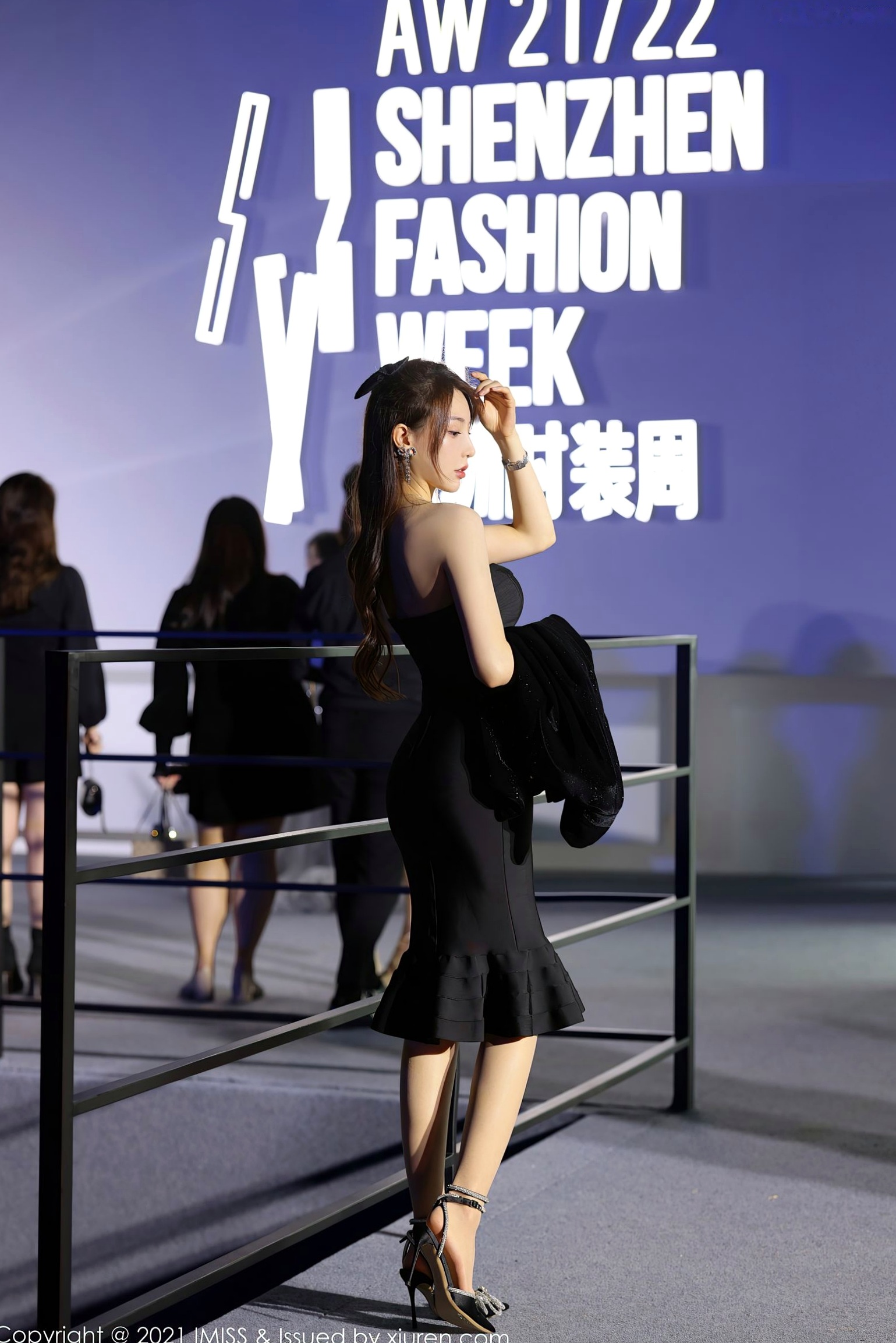 Gallery - IMiss爱蜜社 - Honey Club -597-刘奕宁-时装周黑色礼服与居家私房系列-蓝色丝绸睡衣-2021.05.28 - 无圣光大尺度时尚写真爱蜜社 - Honey Club 气质私房照性感 刘奕宁女神私房照_秀色女神 - image 2