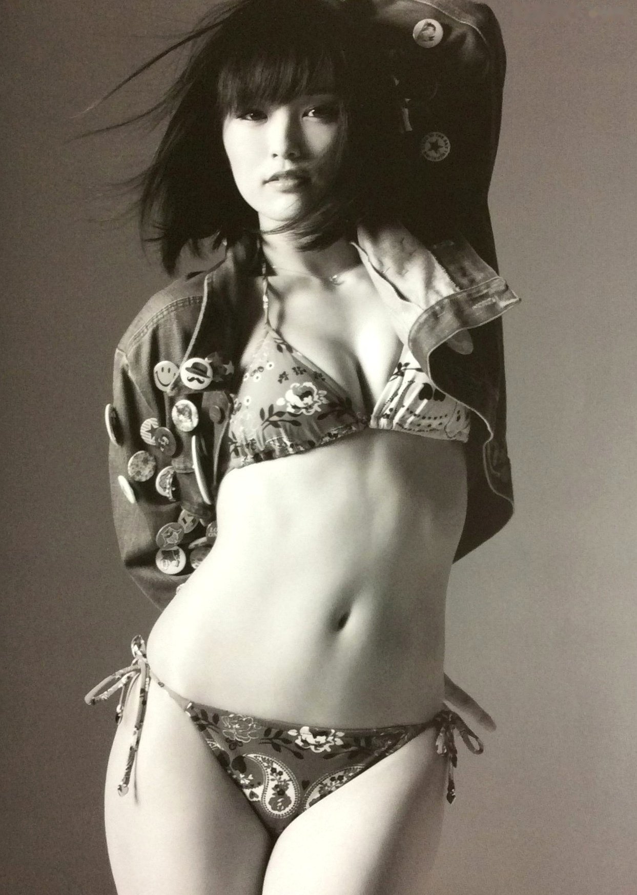 Gallery - PB写真集_山本彩《SY》高清美图：清纯短发、比基尼泳装诱惑，摄影大师LESLIE KEE镜头下的夏日灵动尤物日本性感比基尼清新女神 山本彩女神私房照_秀色女神 - image 24
