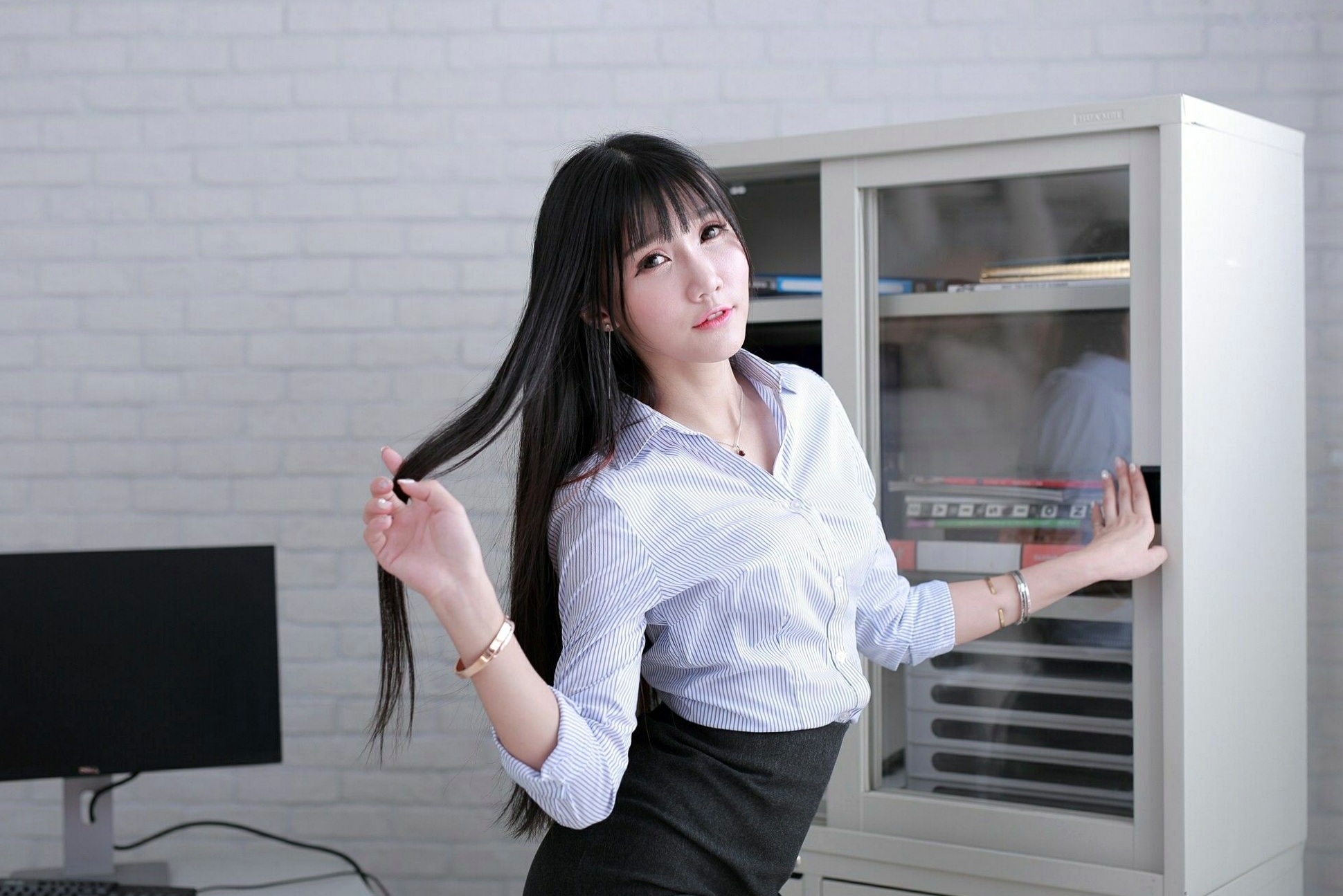 Gallery - 台湾正妹乔乔儿OL制服诱惑：黑丝职场写真，干练白衬衫衬托知性气质，撩人办公桌影集台湾制服丝袜女神气质 乔乔儿女神私房照_秀色女神 - image 22