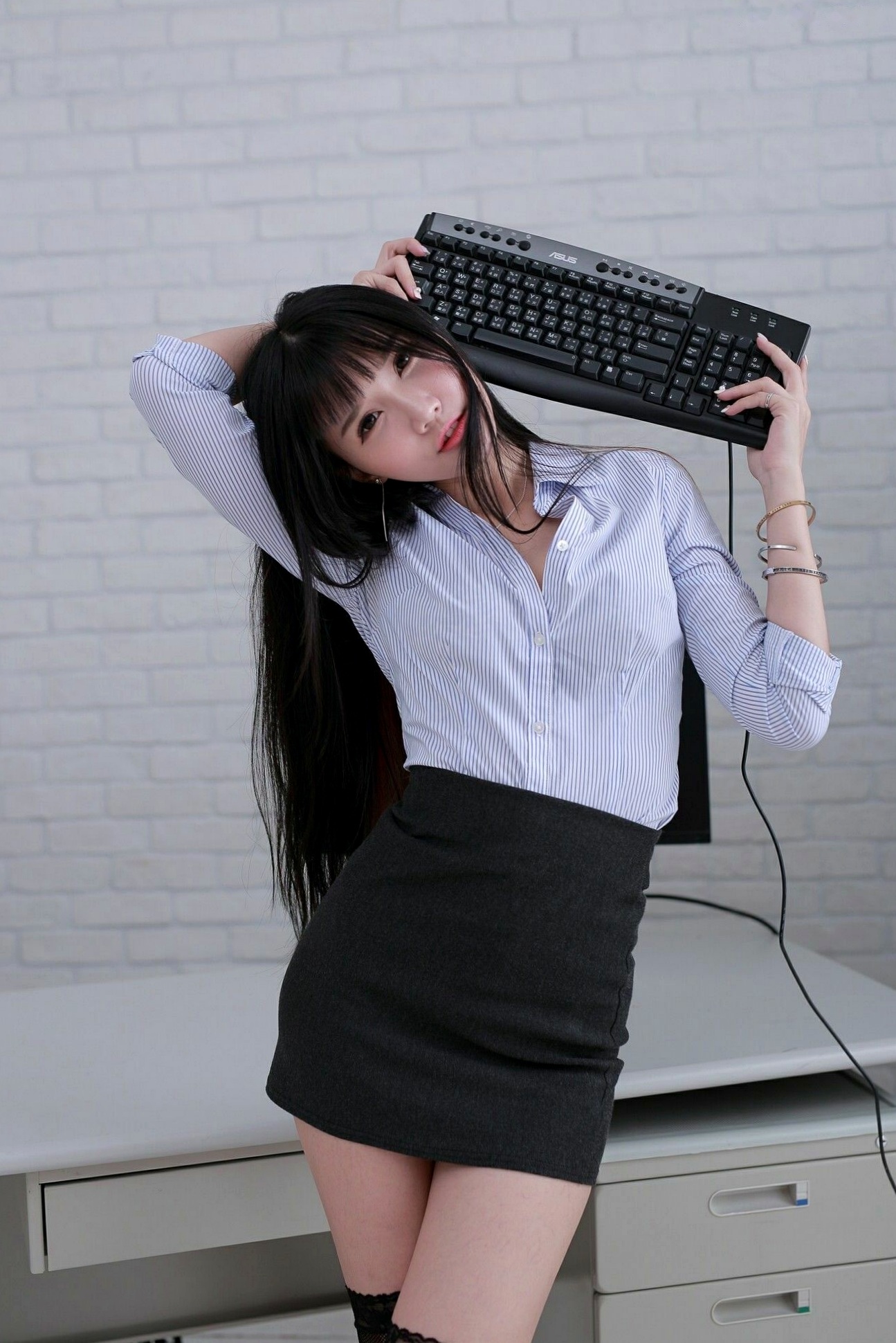 Gallery - 台湾正妹乔乔儿OL制服诱惑：黑丝职场写真，干练白衬衫衬托知性气质，撩人办公桌影集台湾制服丝袜女神气质 乔乔儿女神私房照_秀色女神 - image 35