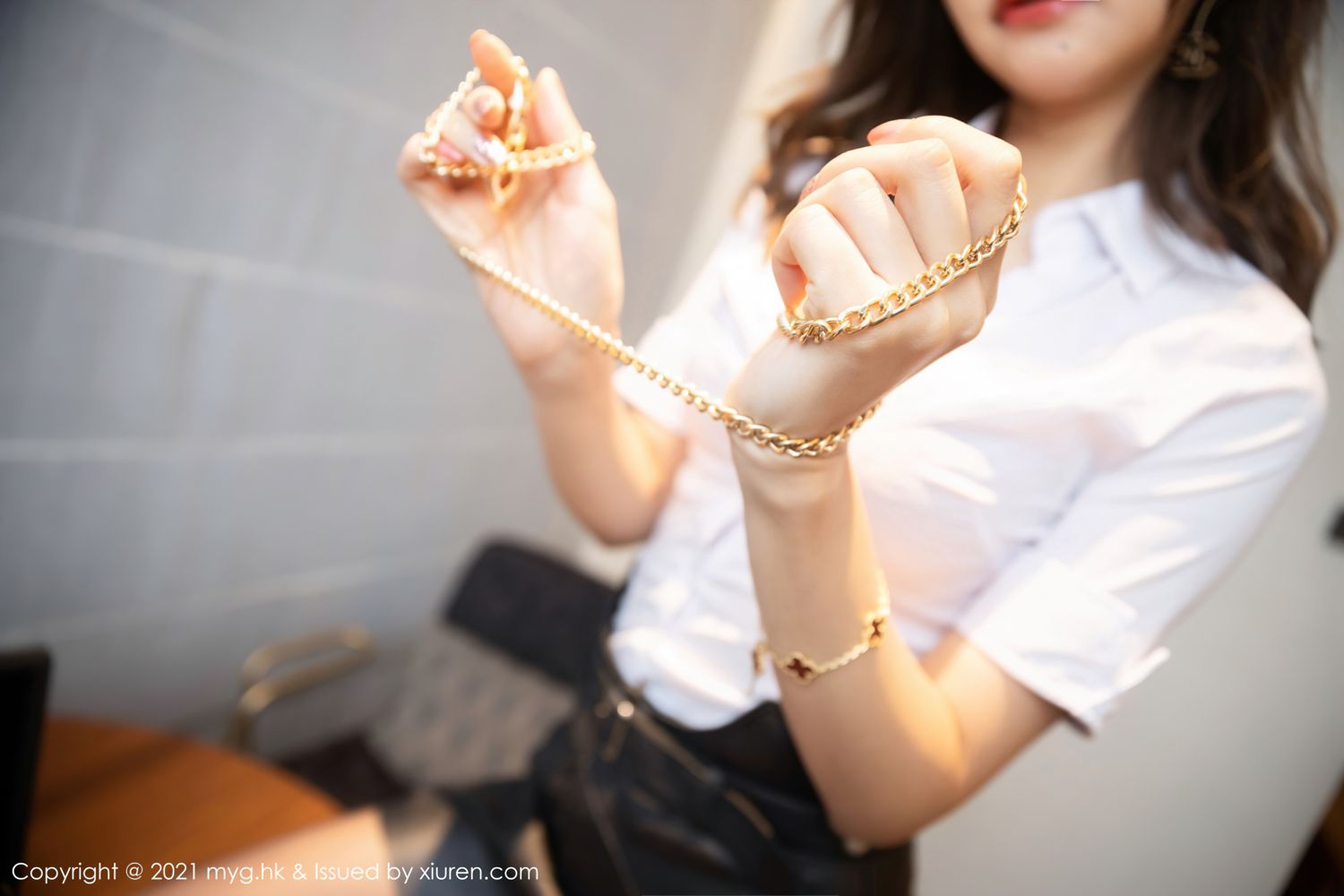 美女教师绮里嘉 调教师剧情主题