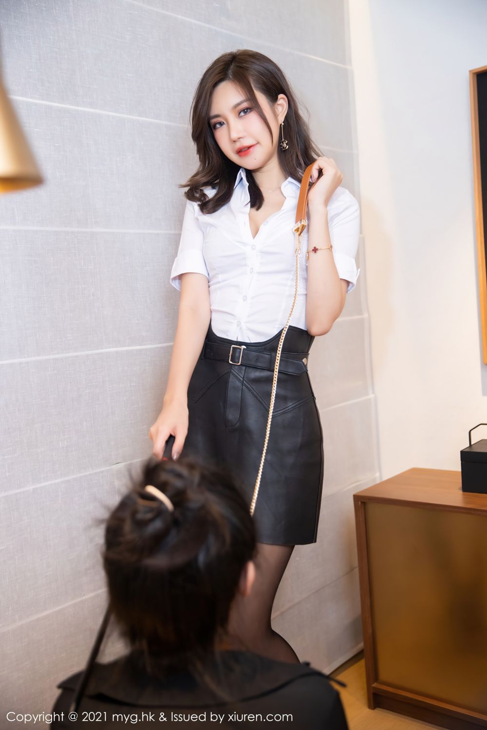 美女教师绮里嘉 调教师剧情主题