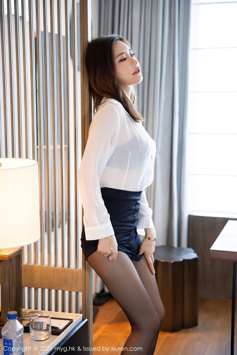 绮里嘉的杭州旅拍 经典的黑白职业装