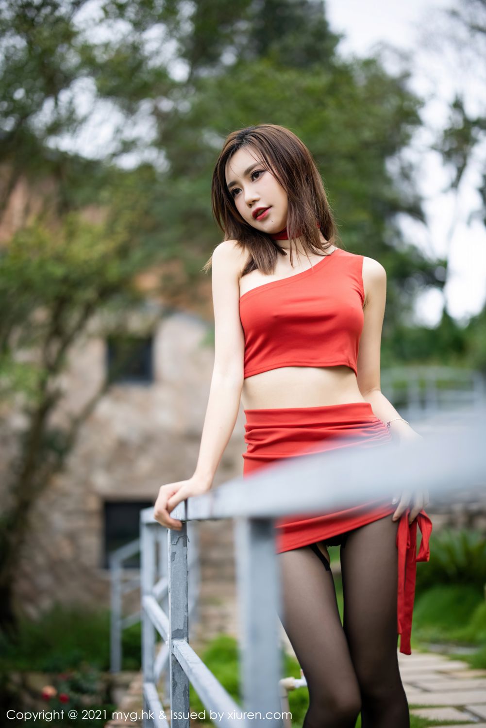 宅男女神绮里嘉 鲜艳红裙魅惑黑丝