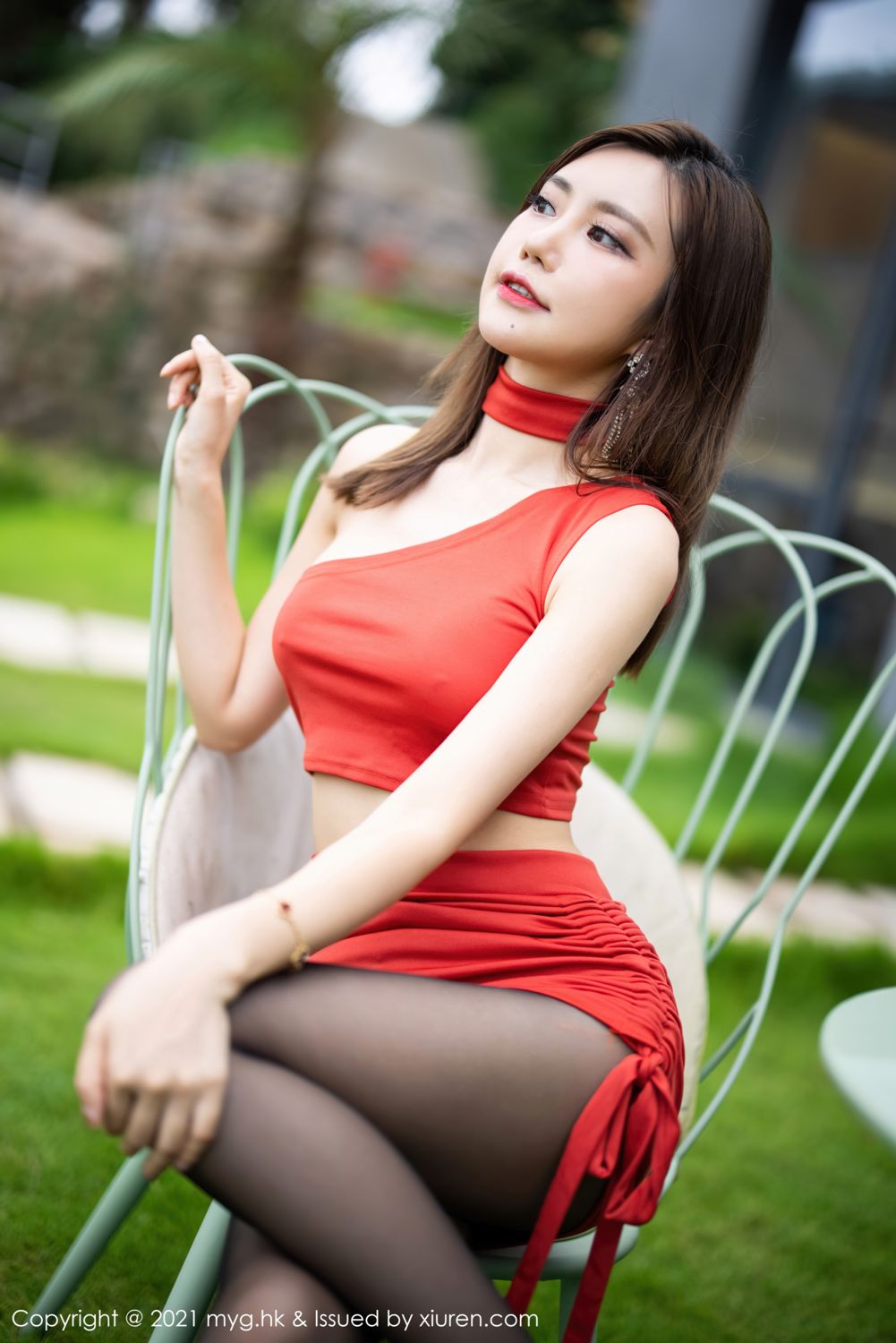 宅男女神绮里嘉 鲜艳红裙魅惑黑丝