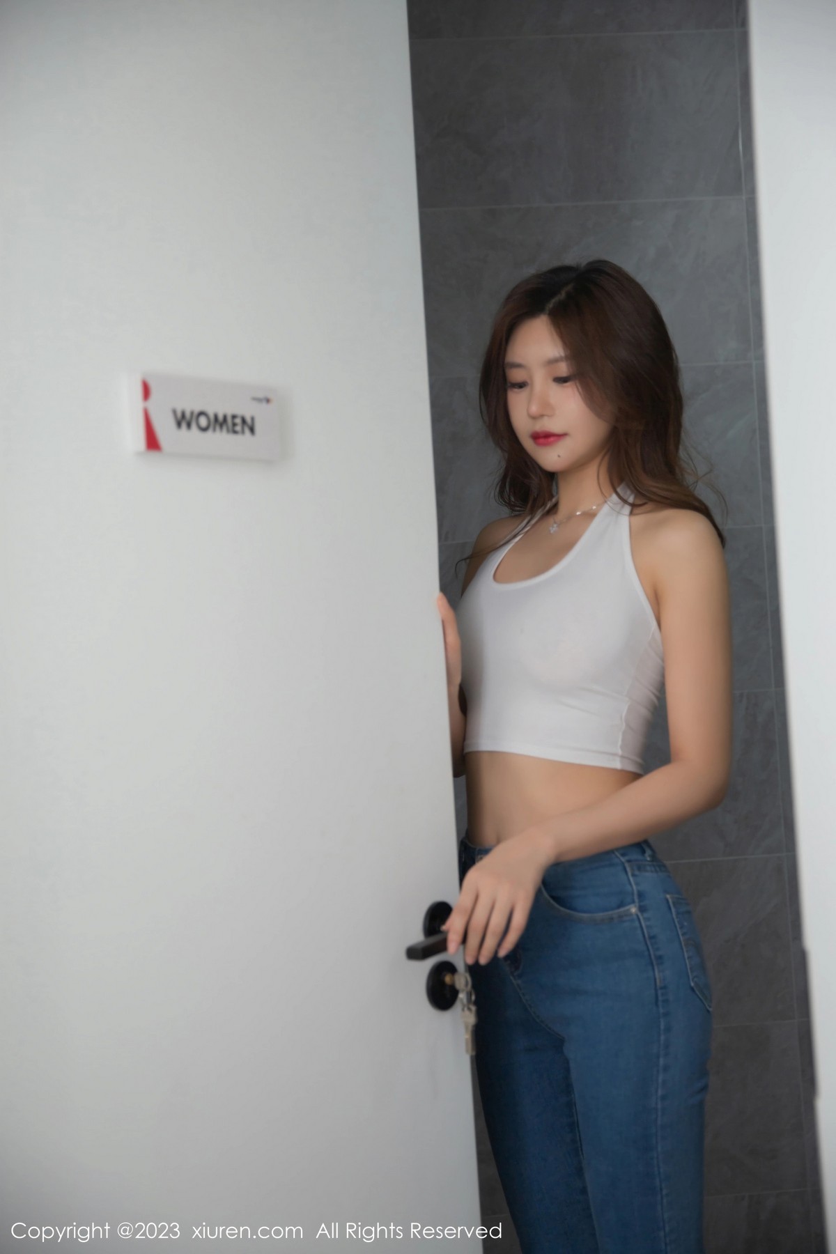 [XiuRen]高清写真图 2023.05.06 No.6690 绮里嘉ula 桌球室美腿