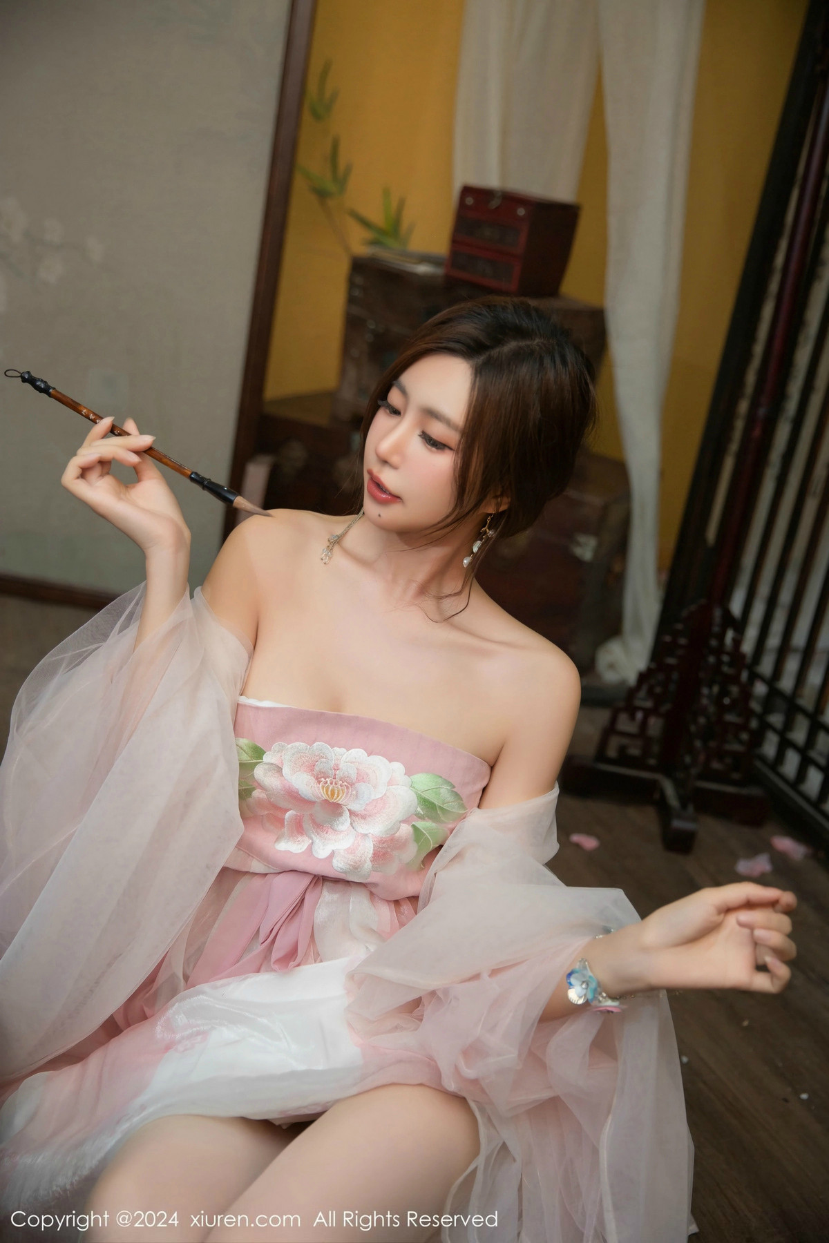 [XiuRen]高清写真图 2024.11.20 No.9475 绮里嘉ula 古风美腿