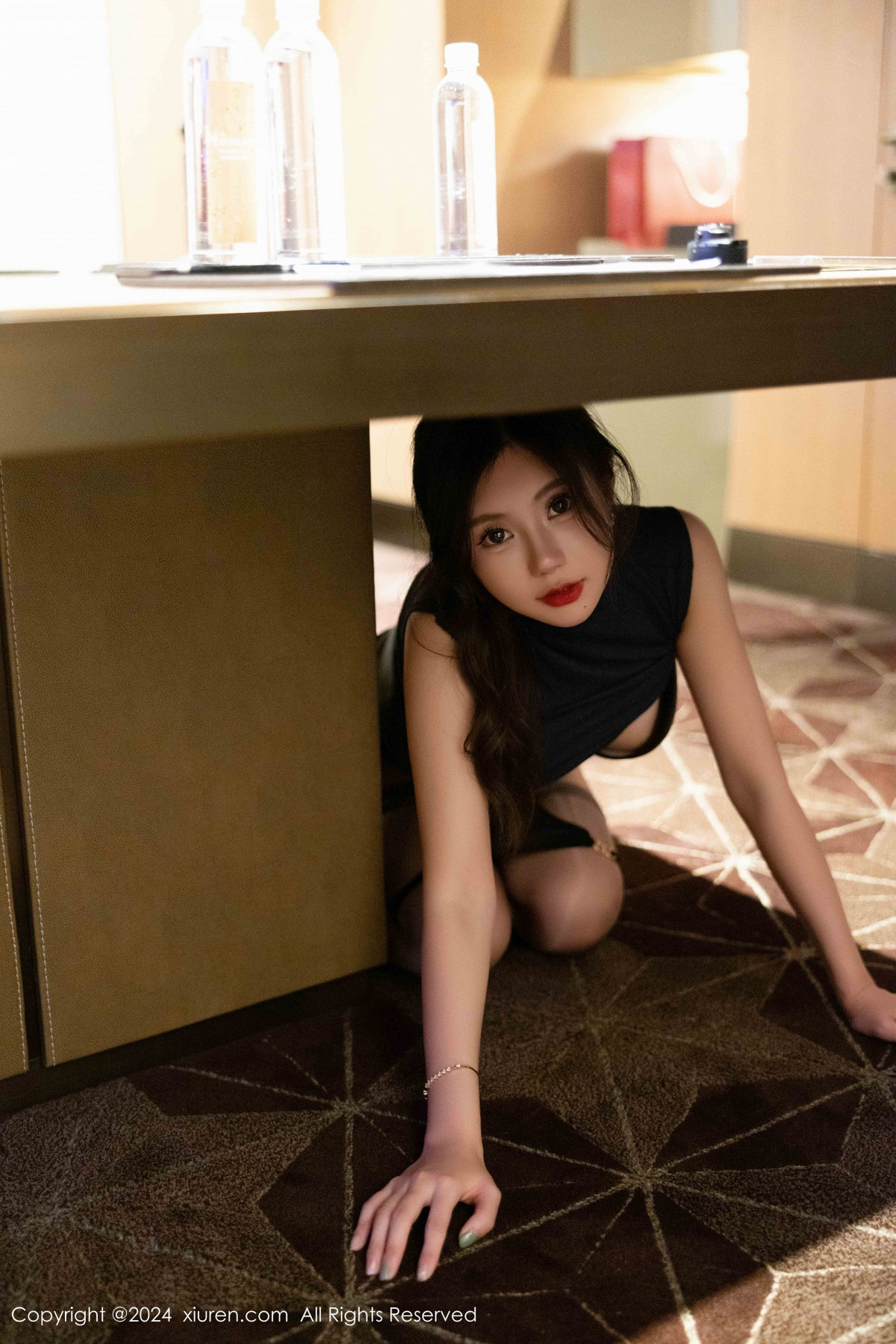 [XiuRen]高清写真图 2024.12.06 No.9560 绮里嘉ula 黑丝美腿
