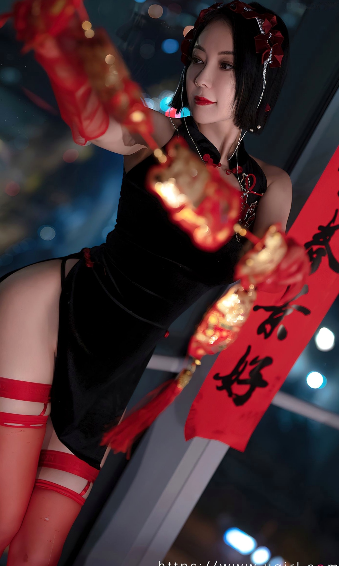 Gallery - UGirlsApp尤果圈 - Chiness Model 爱尤物 - Love Beauty -2500-果儿-《惹火除夕》：黑色改良旗袍搭配红丝袜，城市夜景下的极致性感视觉盛宴爱尤物 - Love Beauty 尤果网 - Chiness Model 性感旗袍诱惑 张杨果而女神私房照_秀色女神 - image 4