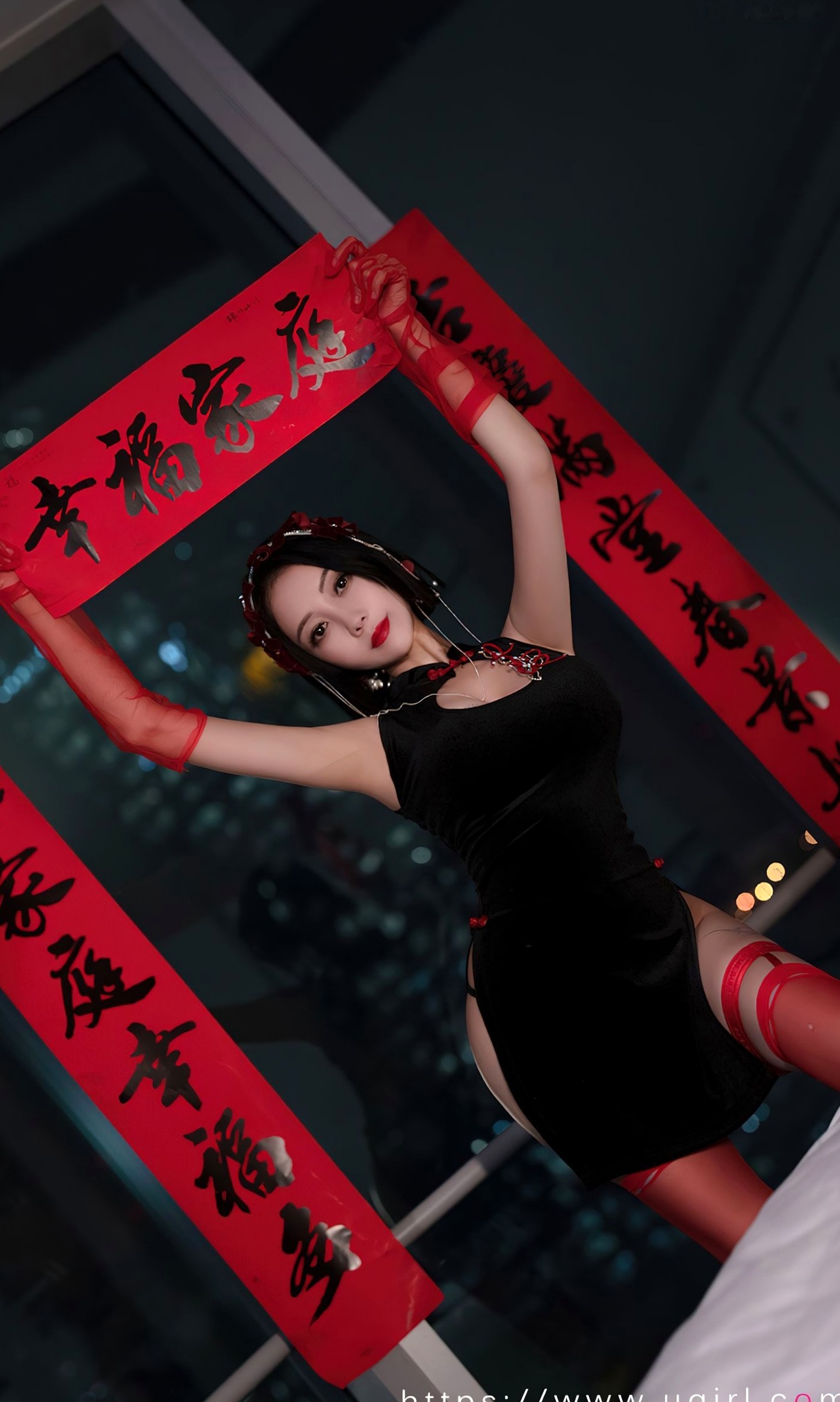 Gallery - UGirlsApp尤果圈 - Chiness Model 爱尤物 - Love Beauty -2500-果儿-《惹火除夕》：黑色改良旗袍搭配红丝袜，城市夜景下的极致性感视觉盛宴爱尤物 - Love Beauty 尤果网 - Chiness Model 性感旗袍诱惑 张杨果而女神私房照_秀色女神 - image 5