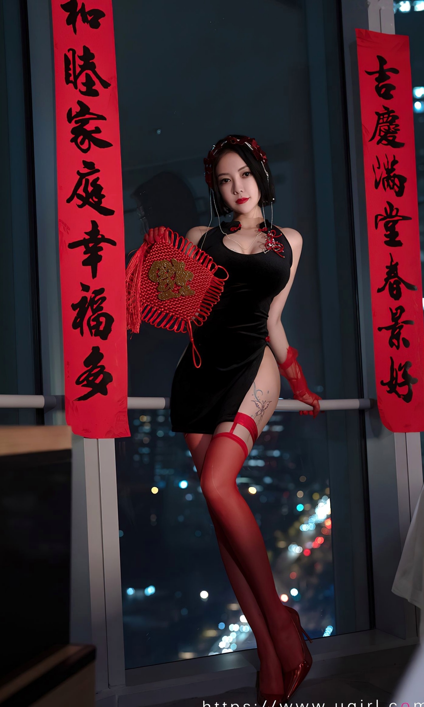 Gallery - UGirlsApp尤果圈 - Chiness Model 爱尤物 - Love Beauty -2500-果儿-《惹火除夕》：黑色改良旗袍搭配红丝袜，城市夜景下的极致性感视觉盛宴爱尤物 - Love Beauty 尤果网 - Chiness Model 性感旗袍诱惑 张杨果而女神私房照_秀色女神 - image 6