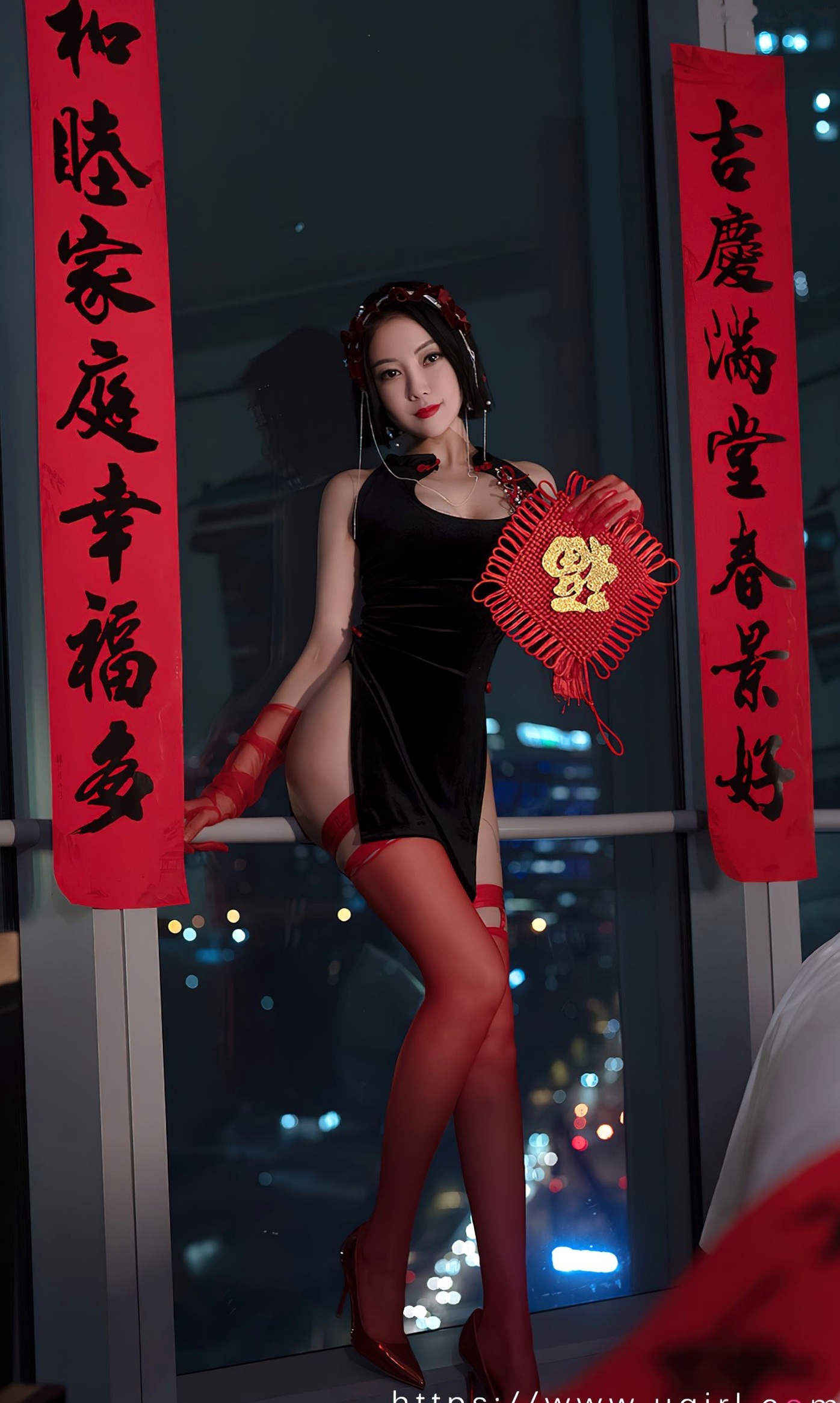 Gallery - UGirlsApp尤果圈 - Chiness Model 爱尤物 - Love Beauty -2500-果儿-《惹火除夕》：黑色改良旗袍搭配红丝袜，城市夜景下的极致性感视觉盛宴爱尤物 - Love Beauty 尤果网 - Chiness Model 性感旗袍诱惑 张杨果而女神私房照_秀色女神 - image 7