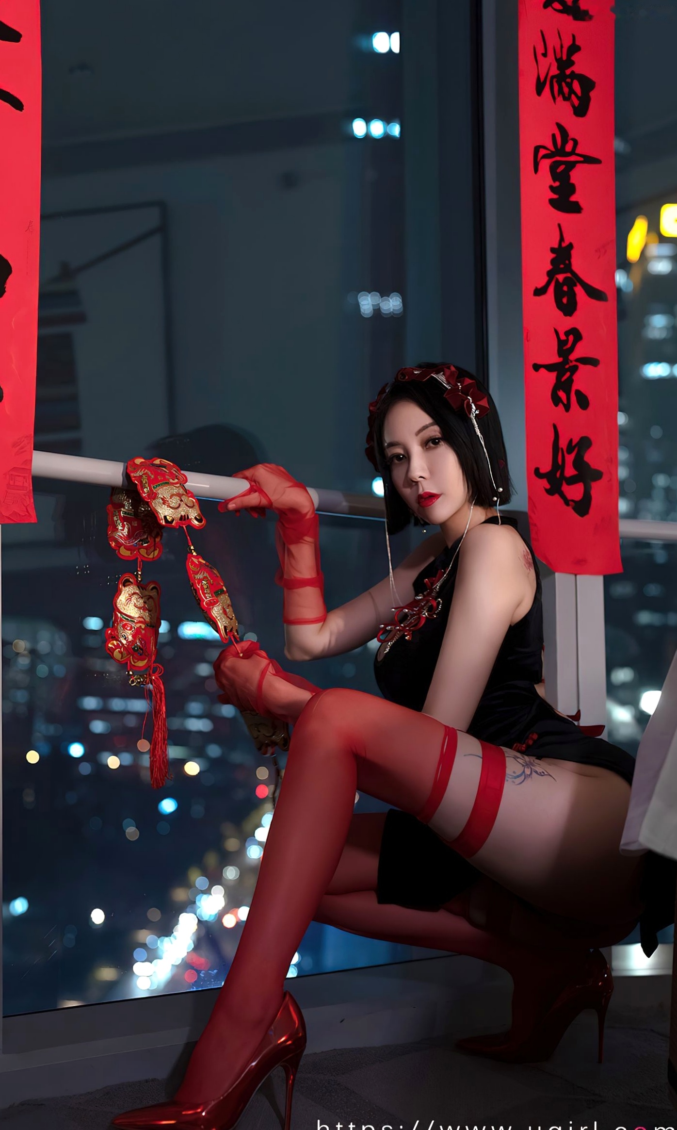 Gallery - UGirlsApp尤果圈 - Chiness Model 爱尤物 - Love Beauty -2500-果儿-《惹火除夕》：黑色改良旗袍搭配红丝袜，城市夜景下的极致性感视觉盛宴爱尤物 - Love Beauty 尤果网 - Chiness Model 性感旗袍诱惑 张杨果而女神私房照_秀色女神 - image 12