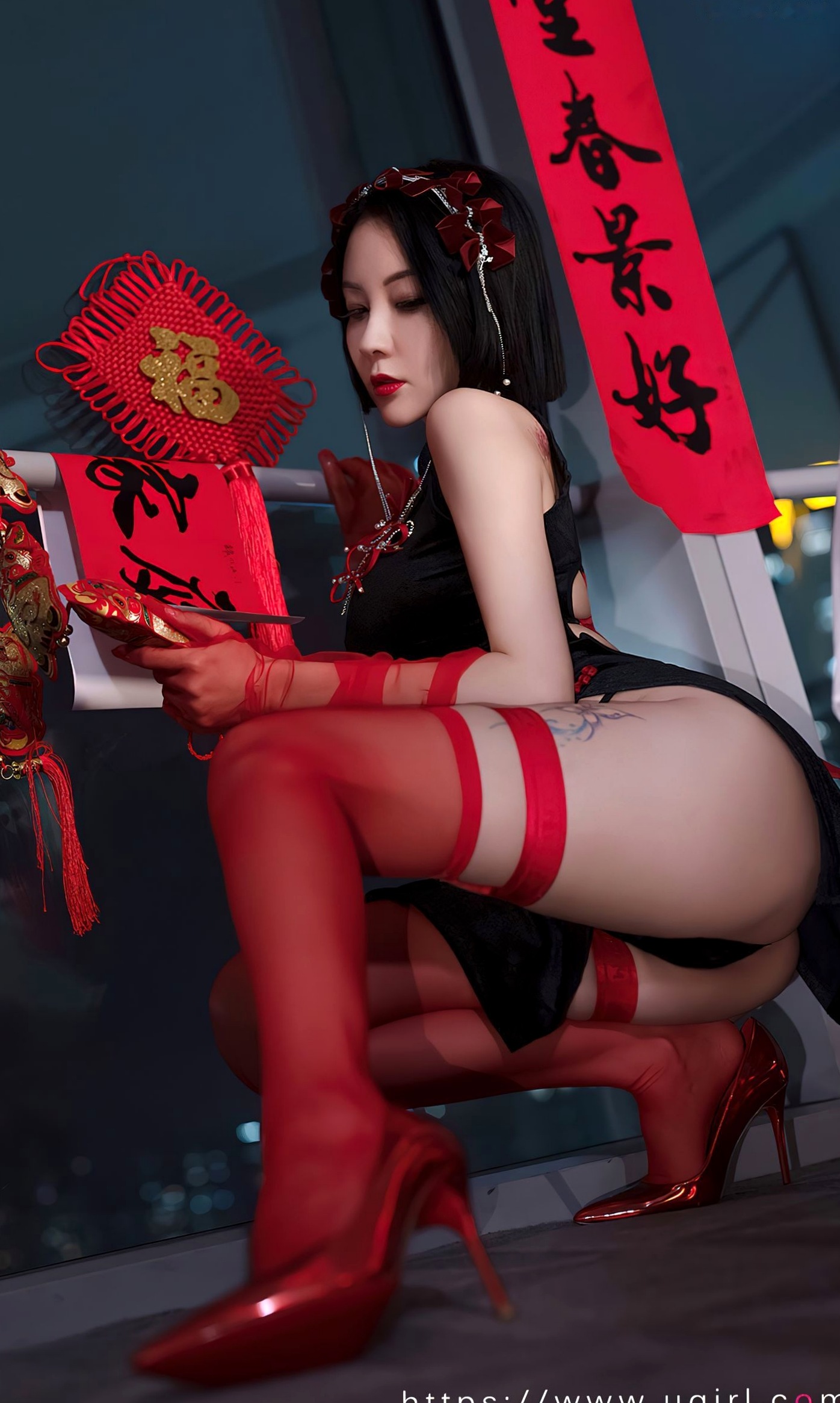 Gallery - UGirlsApp尤果圈 - Chiness Model 爱尤物 - Love Beauty -2500-果儿-《惹火除夕》：黑色改良旗袍搭配红丝袜，城市夜景下的极致性感视觉盛宴爱尤物 - Love Beauty 尤果网 - Chiness Model 性感旗袍诱惑 张杨果而女神私房照_秀色女神 - image 14