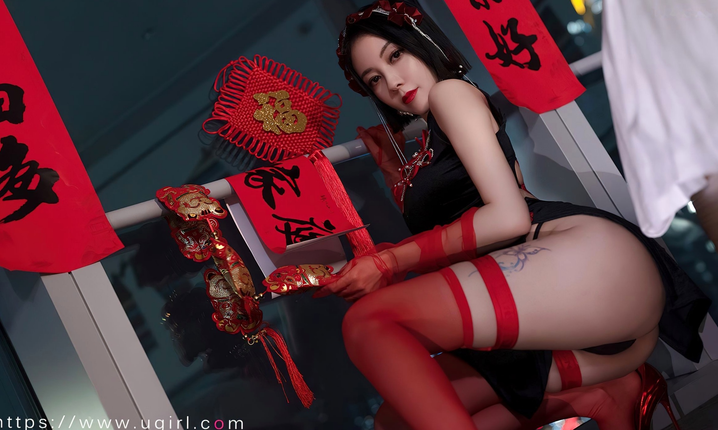 Gallery - UGirlsApp尤果圈 - Chiness Model 爱尤物 - Love Beauty -2500-果儿-《惹火除夕》：黑色改良旗袍搭配红丝袜，城市夜景下的极致性感视觉盛宴爱尤物 - Love Beauty 尤果网 - Chiness Model 性感旗袍诱惑 张杨果而女神私房照_秀色女神 - image 24