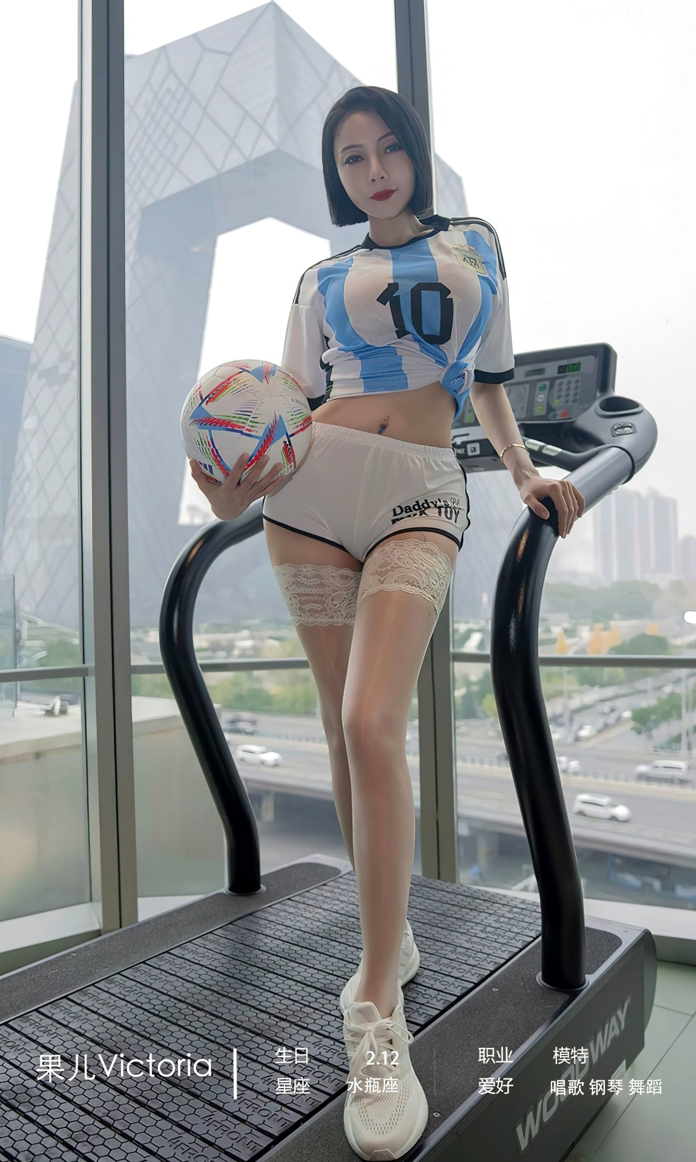 Gallery - UG尤果圈 - Chiness Model 果儿《共度世界杯》：足球宝贝阿根廷球衣健身房写真，蕾丝长筒袜尽显冷艳诱惑爱尤物 - Love Beauty 足球宝贝性感诱惑御女郎 - Royal Lady  张杨果而女神私房照_秀色女神 - image 2