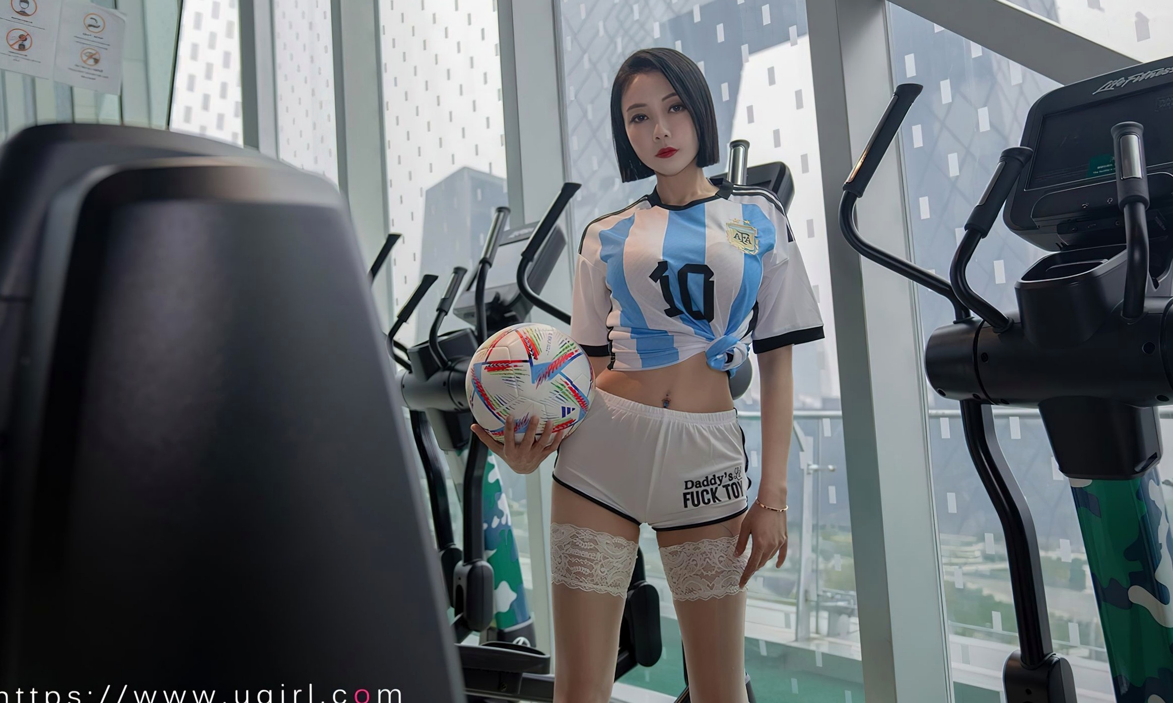 Gallery - UG尤果圈 - Chiness Model 果儿《共度世界杯》：足球宝贝阿根廷球衣健身房写真，蕾丝长筒袜尽显冷艳诱惑爱尤物 - Love Beauty 足球宝贝性感诱惑御女郎 - Royal Lady  张杨果而女神私房照_秀色女神 - image 21