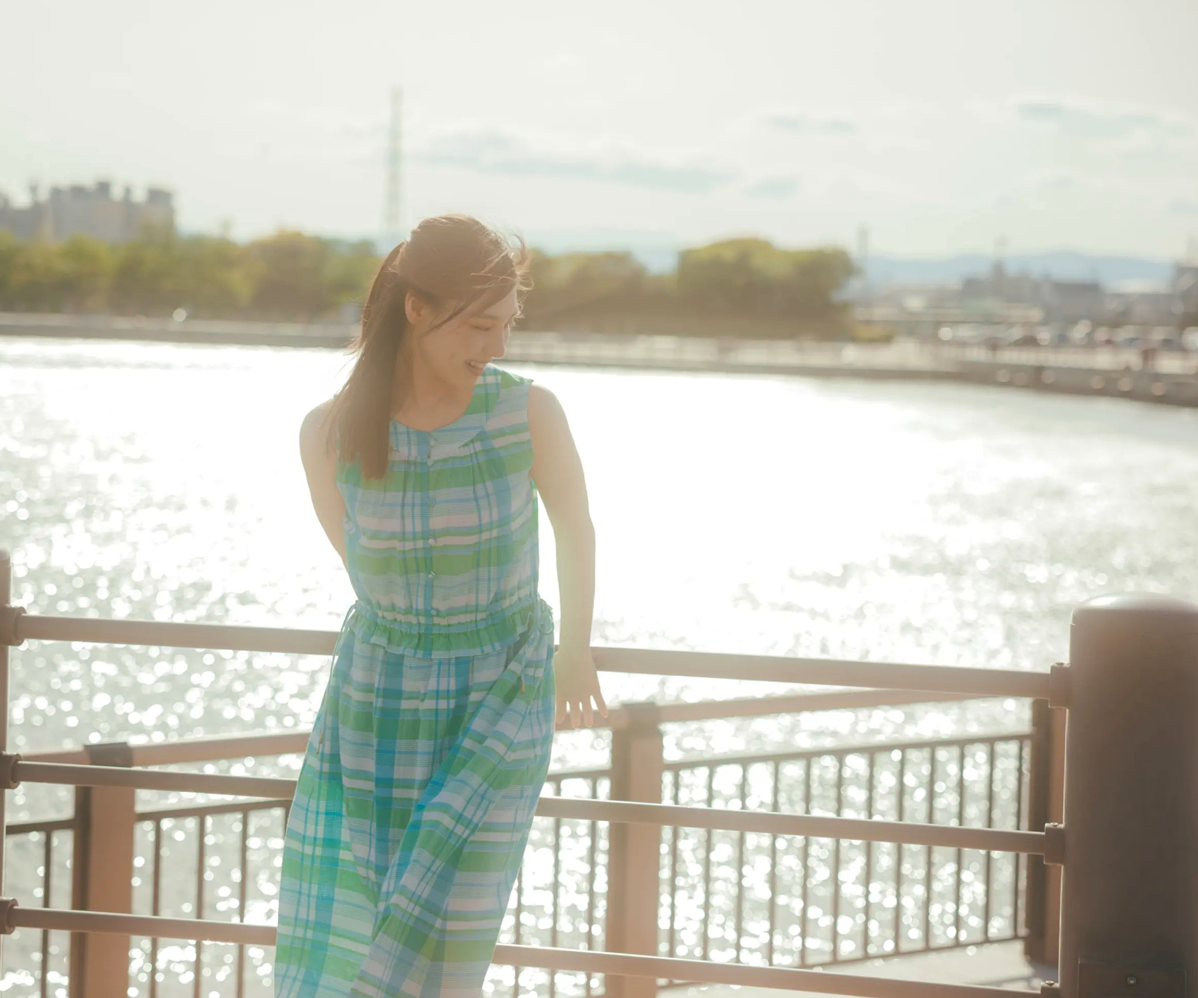 《相楽伊織 - more and more》日本女神泳池比基尼与清爽私房写真集