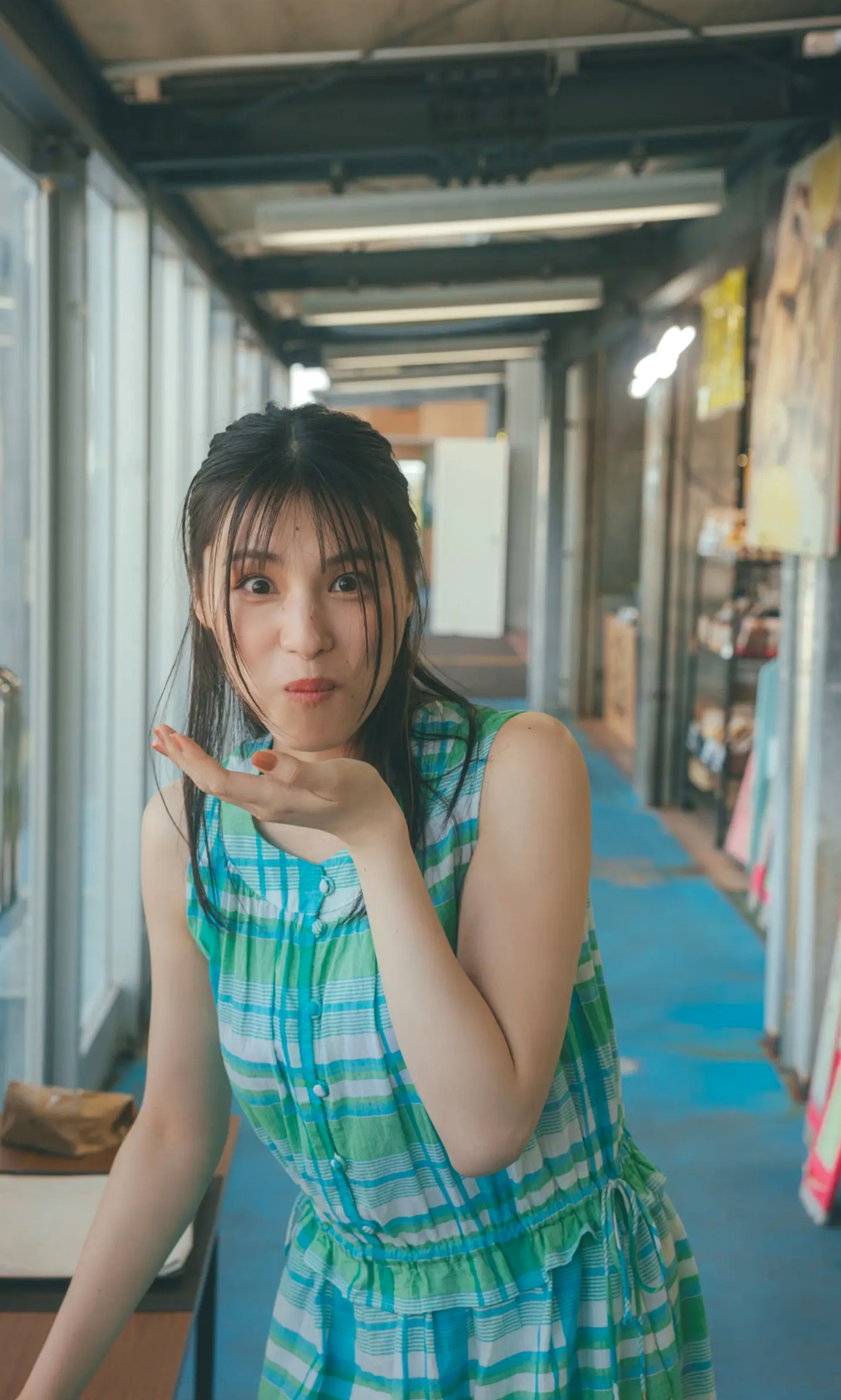 《相楽伊織 - more and more》日本女神泳池比基尼与清爽私房写真集