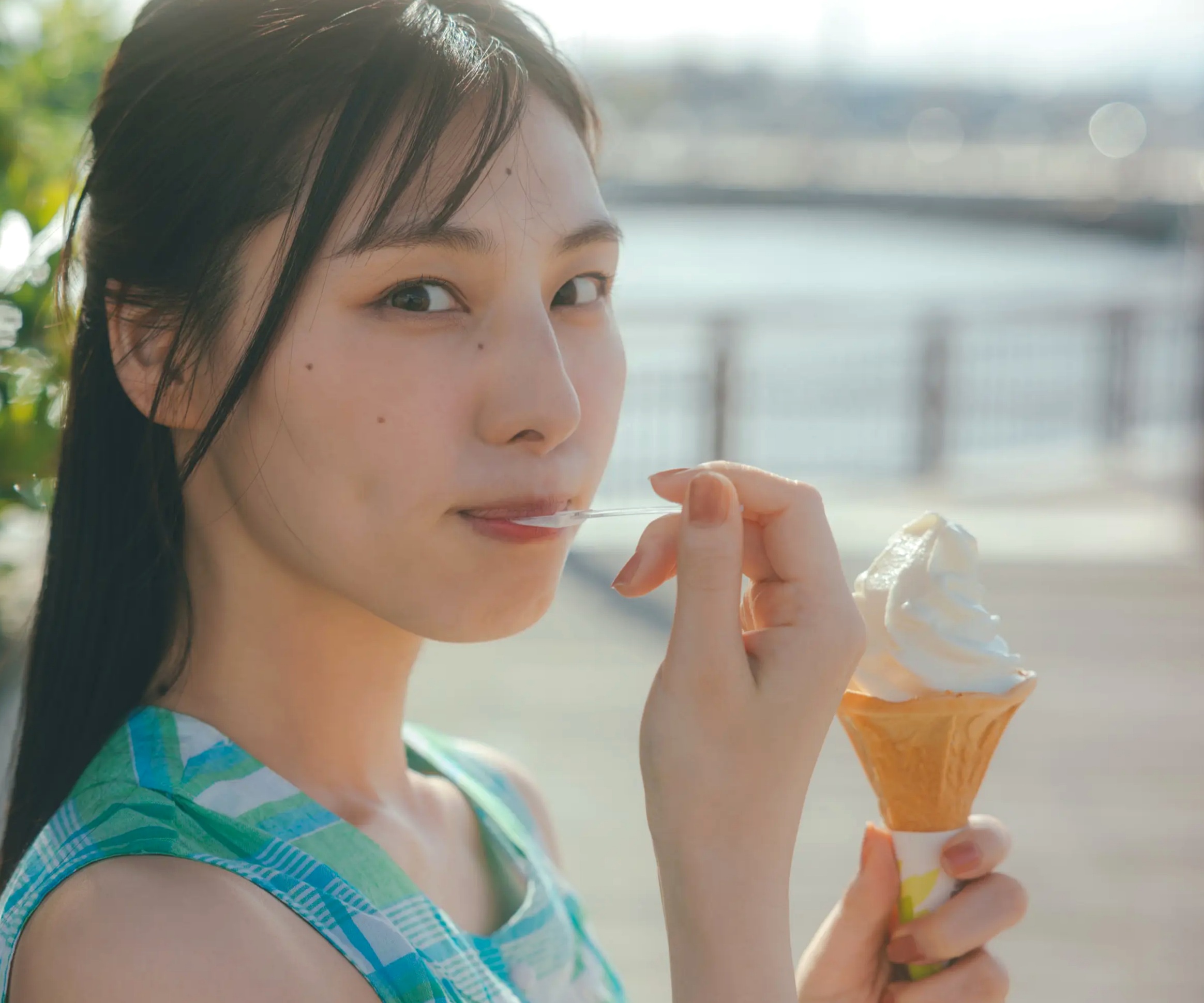 《相楽伊織 - more and more》日本女神泳池比基尼与清爽私房写真集