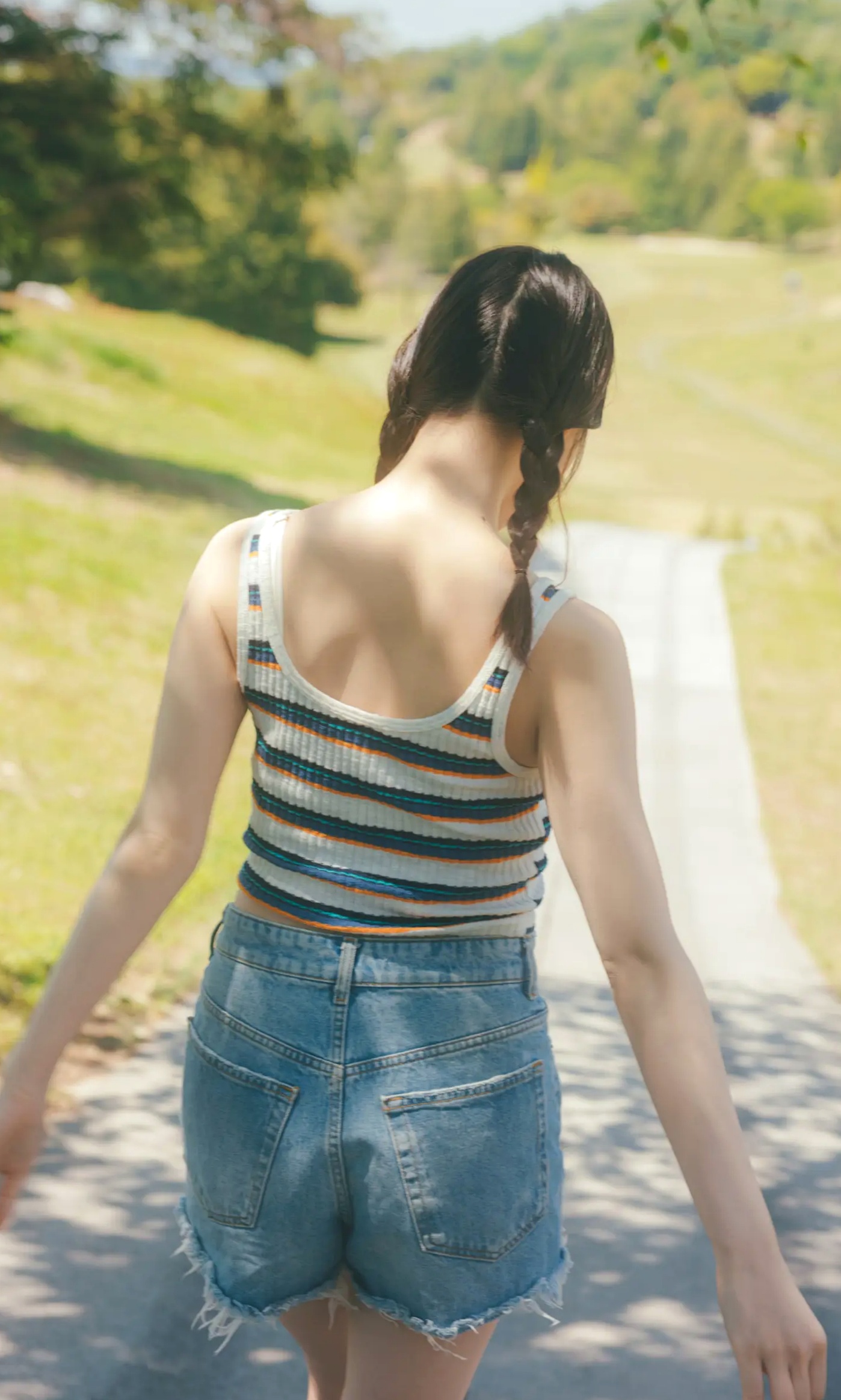 《相楽伊織 - more and more》日本女神泳池比基尼与清爽私房写真集