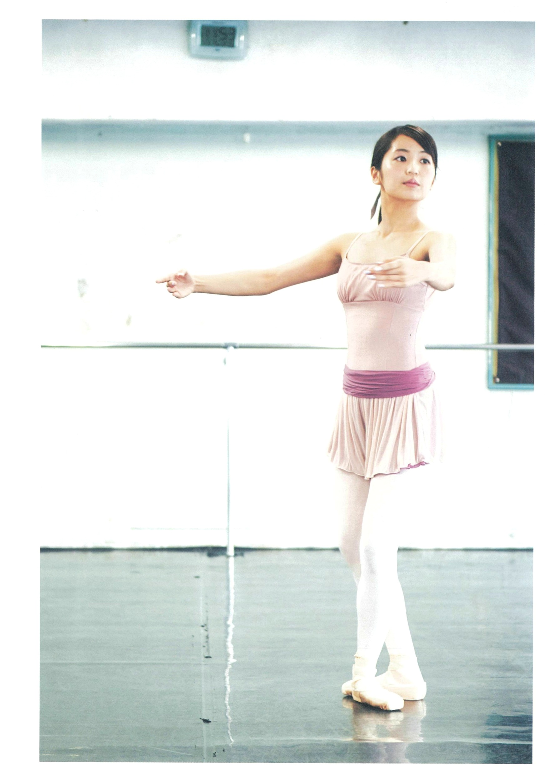 Gallery - 惣田纱莉渚首部写真集《うらばなし》，清纯芭蕾舞装练功房写真，展现柔美身姿与清新气质，精选114P清新气质治愈系私房照 惣田纱莉渚女神私房照_秀色女神 - image 39