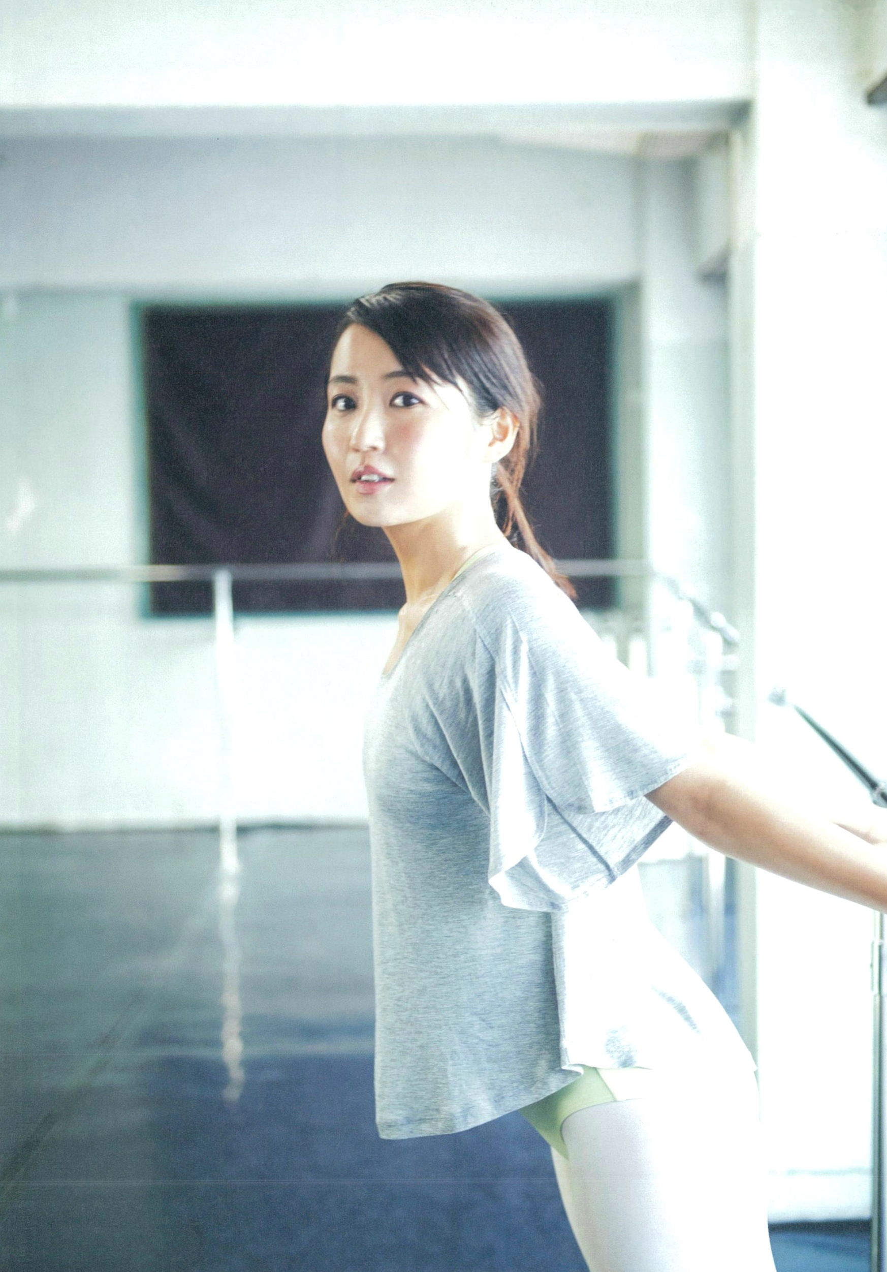 Gallery - 惣田纱莉渚首部写真集《うらばなし》，清纯芭蕾舞装练功房写真，展现柔美身姿与清新气质，精选114P清新气质治愈系私房照 惣田纱莉渚女神私房照_秀色女神 - image 47