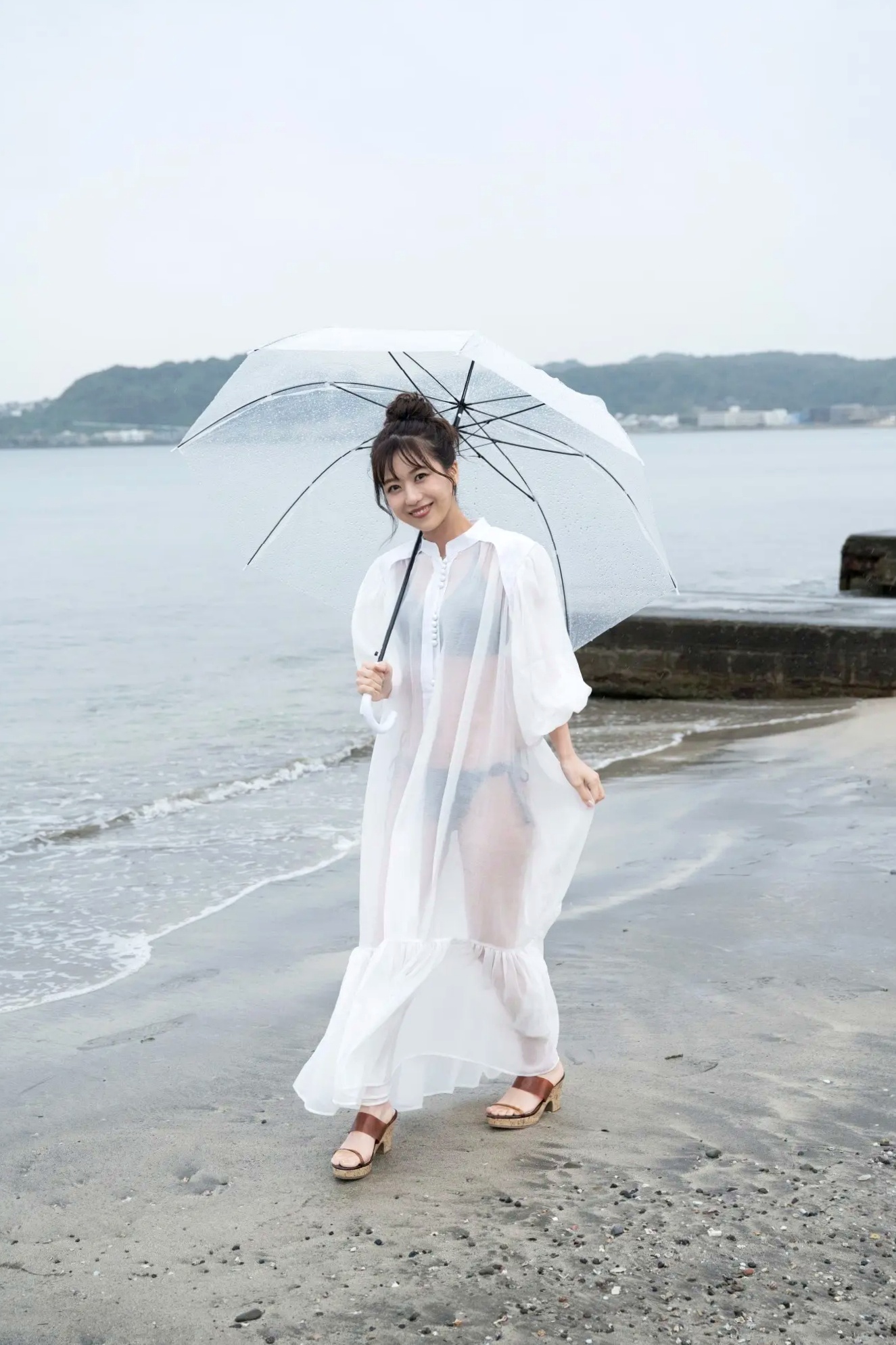 篠崎彩奈 - 濡れ肌をあたためて：日本清纯女神室内性感内衣与户外湿身私房写真