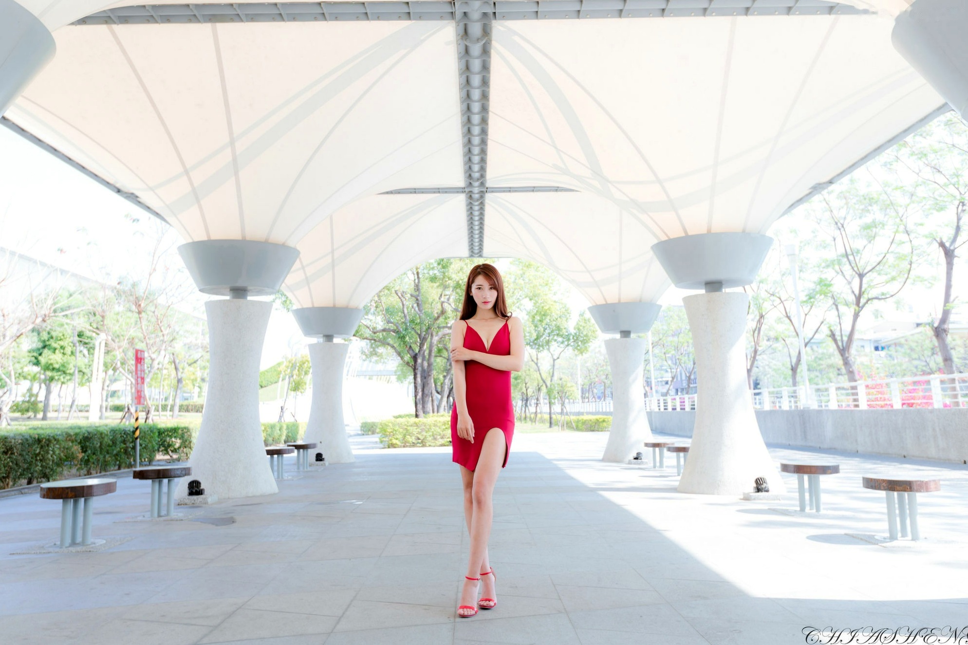 Gallery - 台湾正妹小雨火辣开叉红裙与优雅职场OL黑丝制服外拍，气质迷人，性感写真集36P台湾美腿丝袜性感街拍 李霈柔女神私房照_秀色女神 - image 21