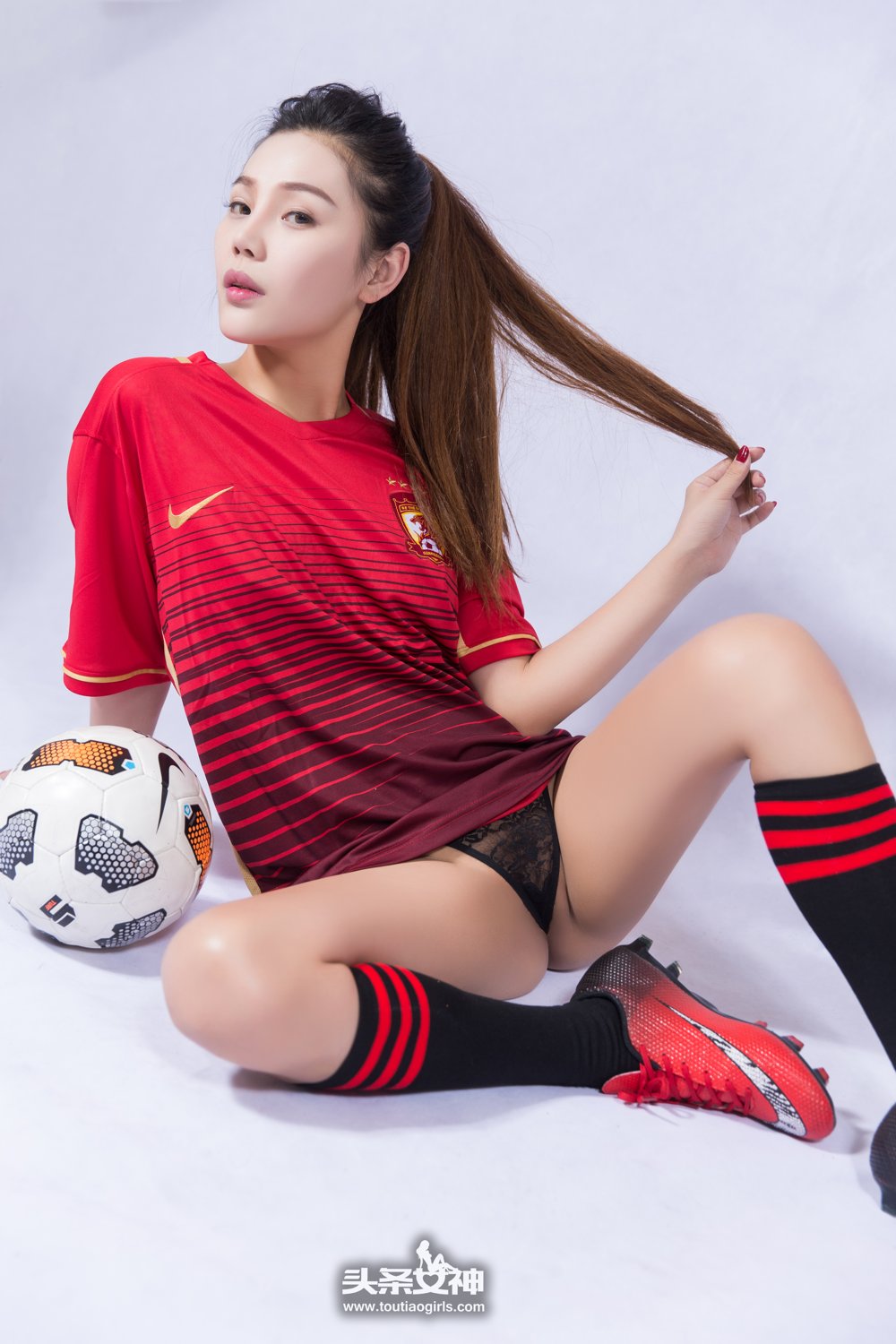 周予然- [TouTiao头条女神]高清写真图 2017-02-22 恒大女神
