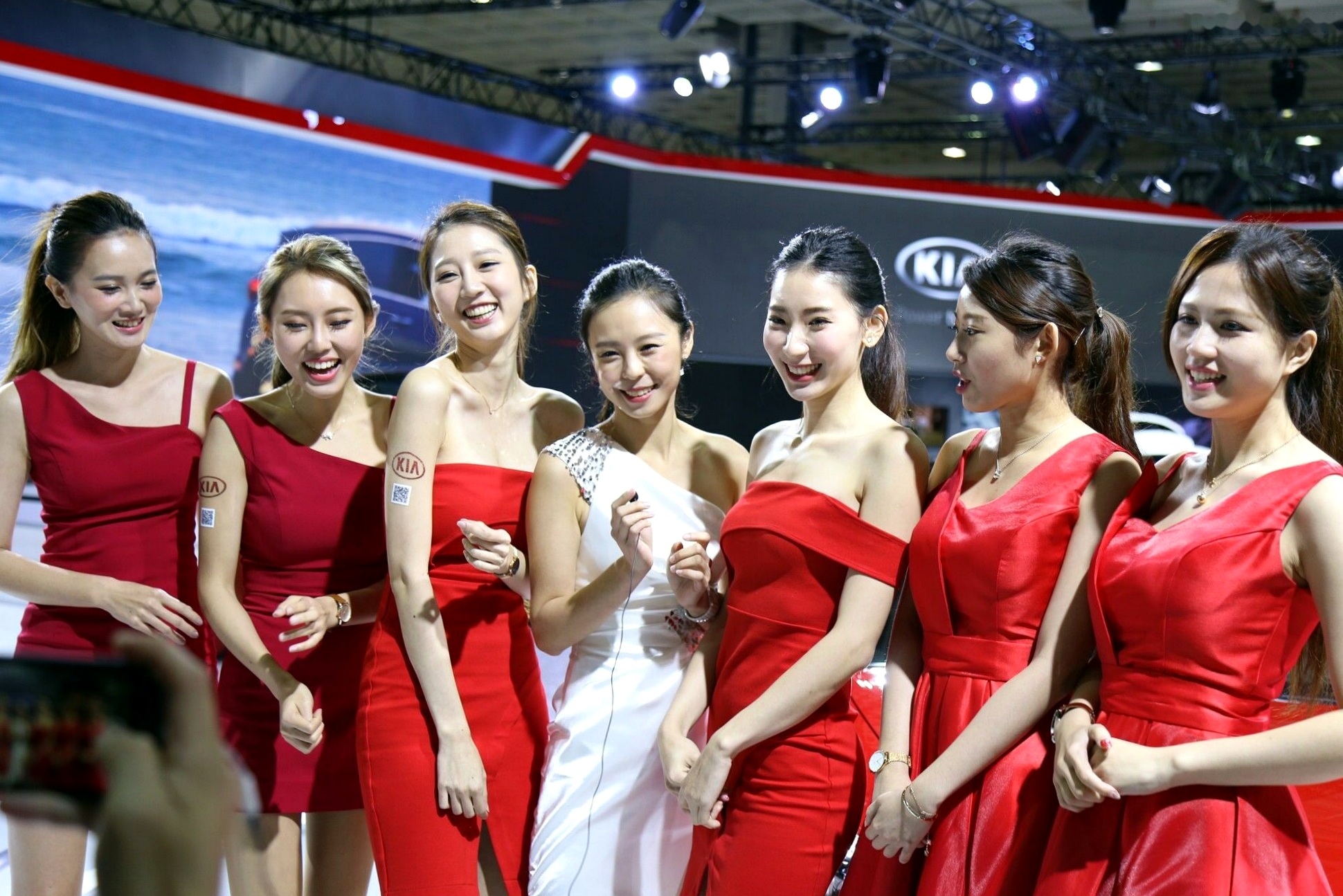 Gallery - 台湾正妹Queenie(Q尼) 2018年台北车展写真，修身红裙造型展现职业车模的高挑优雅魅力台湾气质性感极品 郭珉妏女神私房照_秀色女神 - image 28